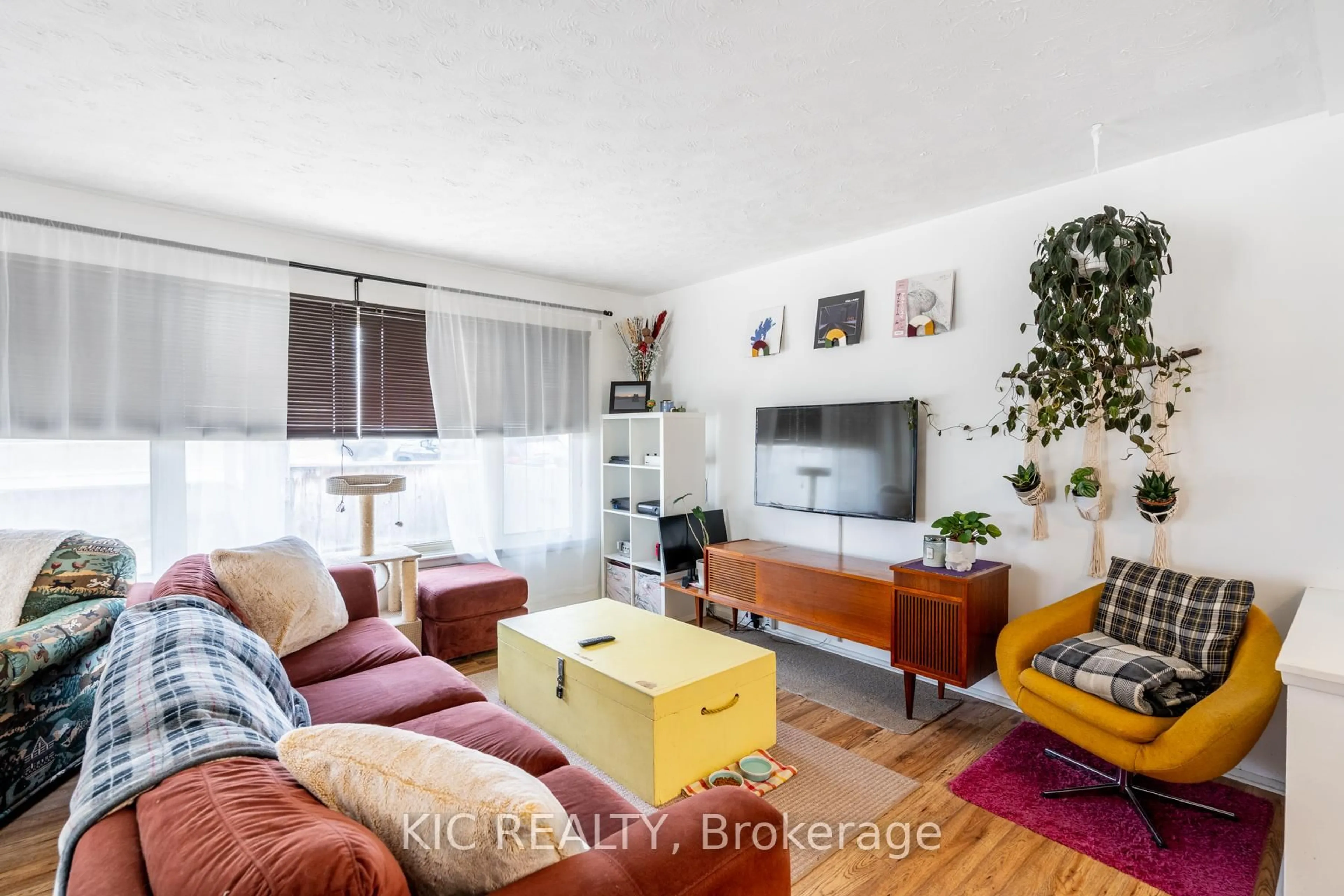 Living room with furniture, unknown for 196 Hunter St, Peterborough East Ontario K9H 1G8