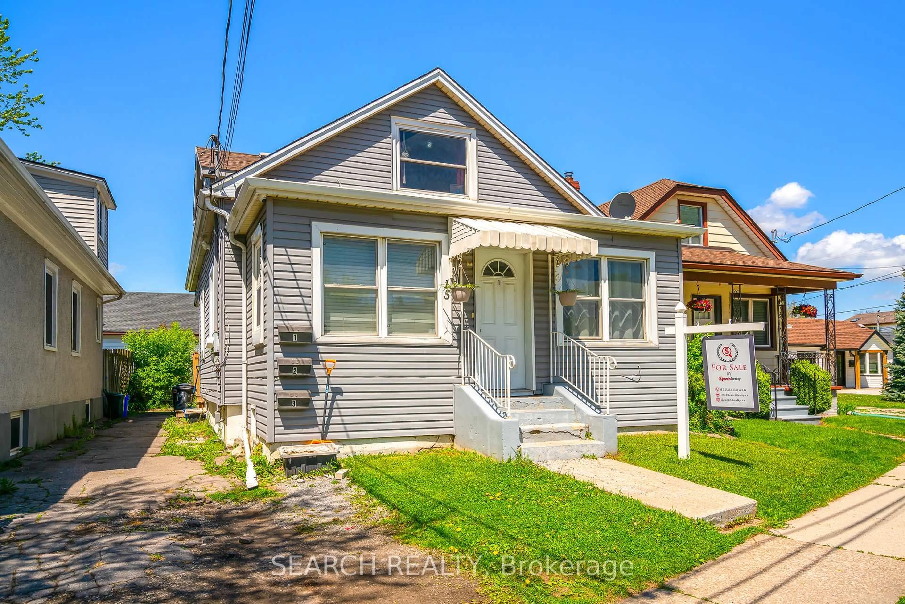 Home with vinyl exterior material, street for 15 Delaware St, St. Catharines Ontario L2M 5L9