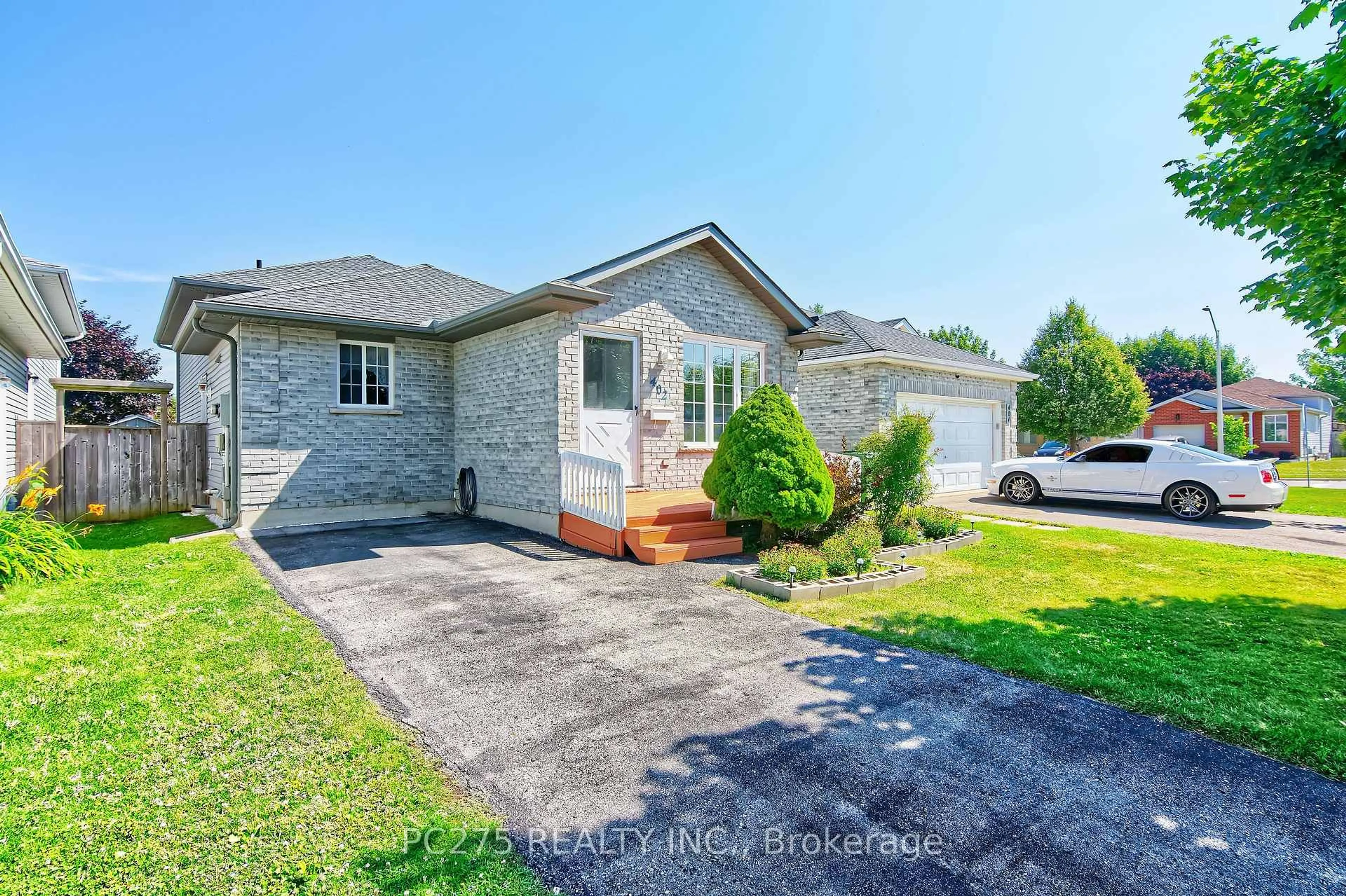 A pic from outside/outdoor area/front of a property/back of a property/a pic from drone, street for 402 Chestnut St, St. Thomas Ontario N5R 6E9