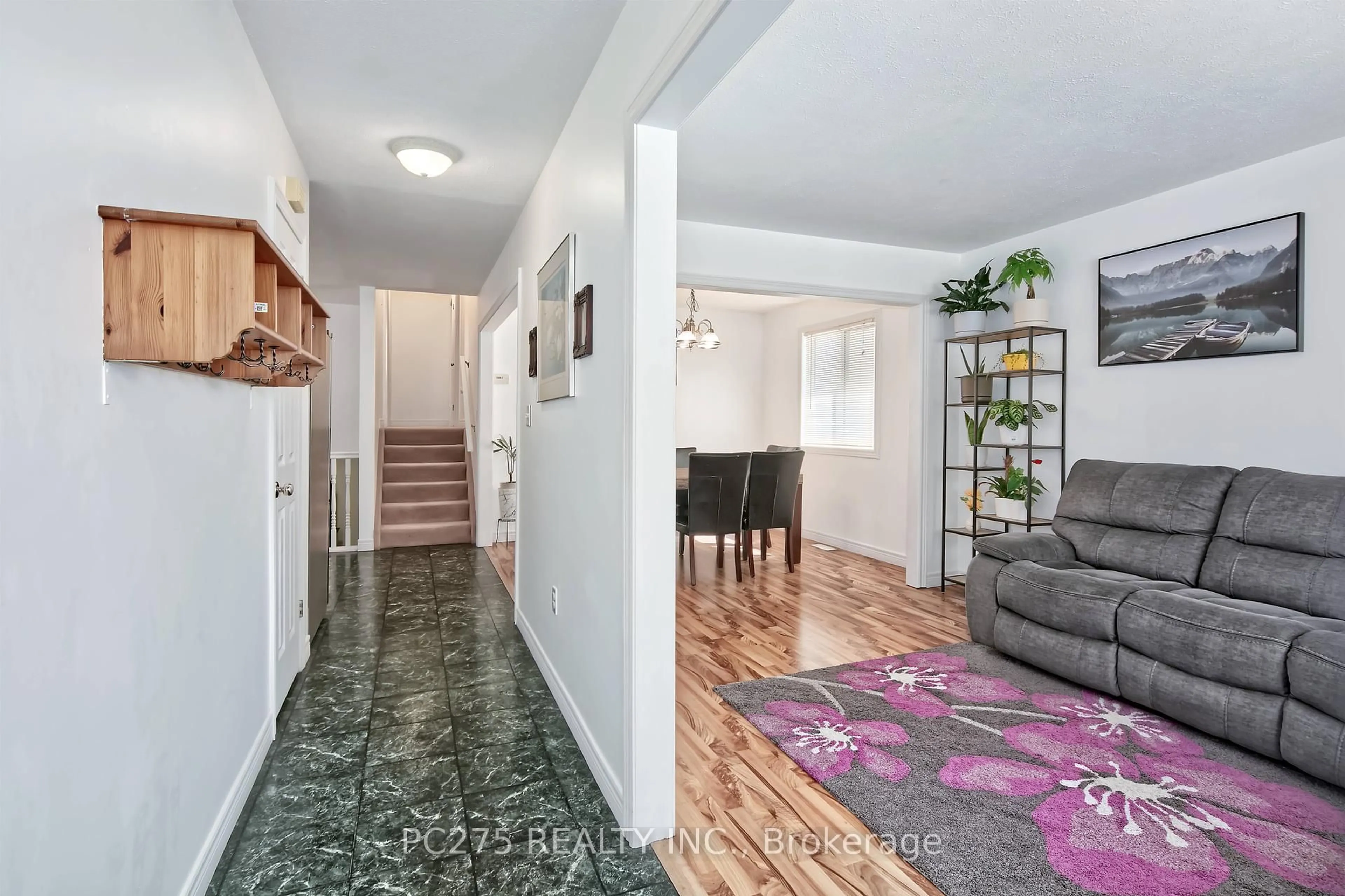 Indoor entryway for 402 Chestnut St, St. Thomas Ontario N5R 6E9