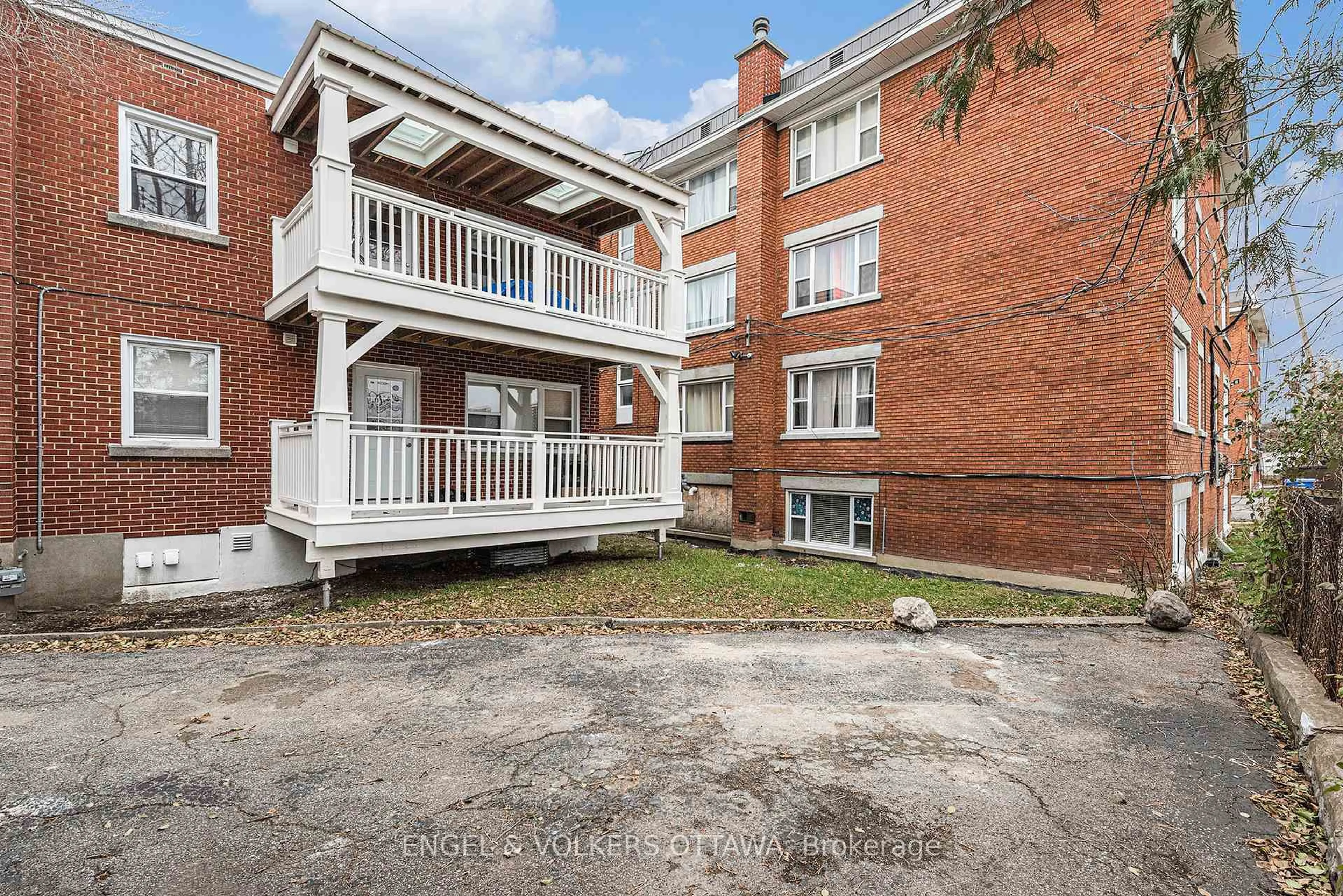 Patio, building for 340 Lacasse Ave, Ottawa Ontario K1L 7A9