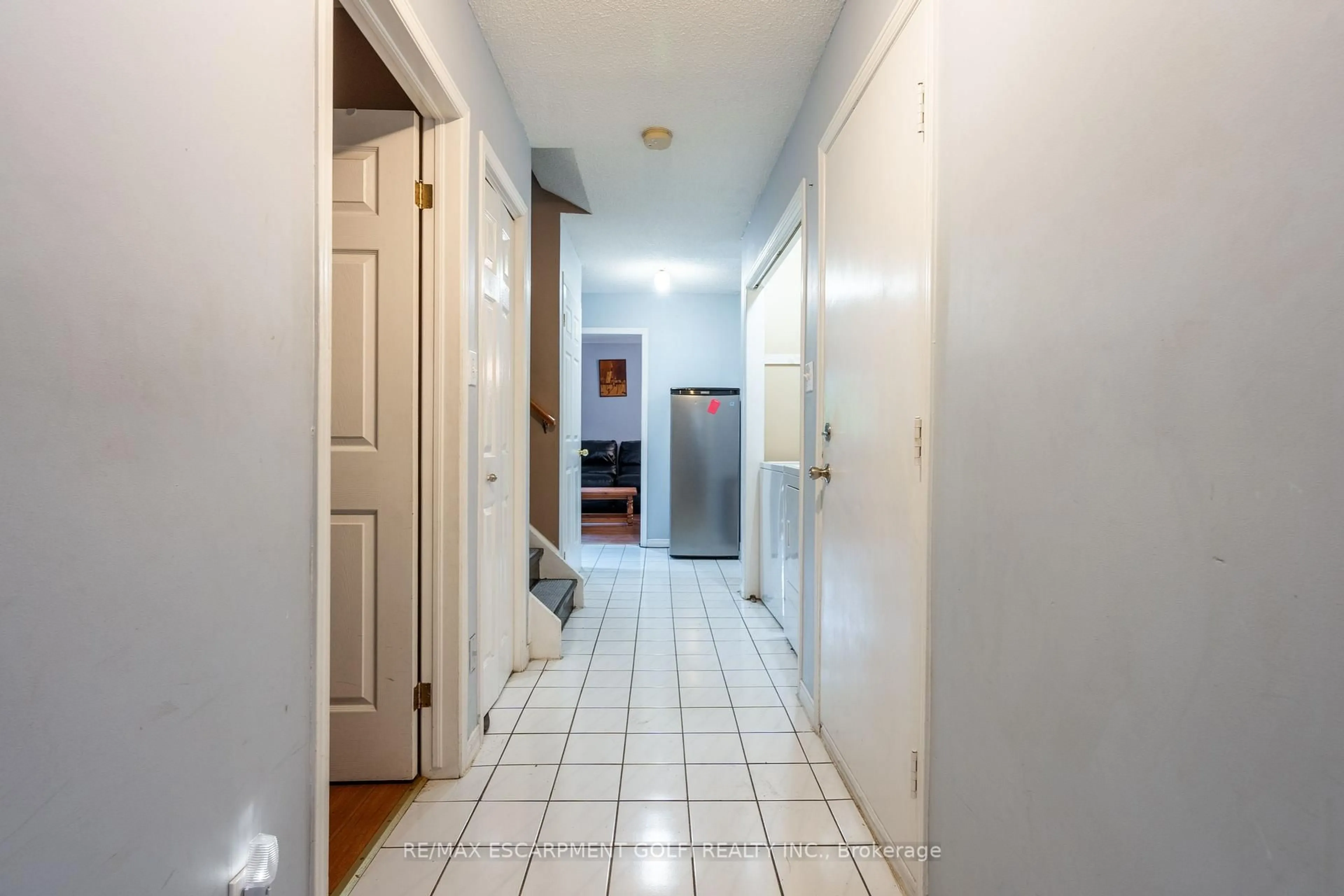 Indoor entryway for 707 Acadia Dr, Hamilton Ontario L8W 3V2