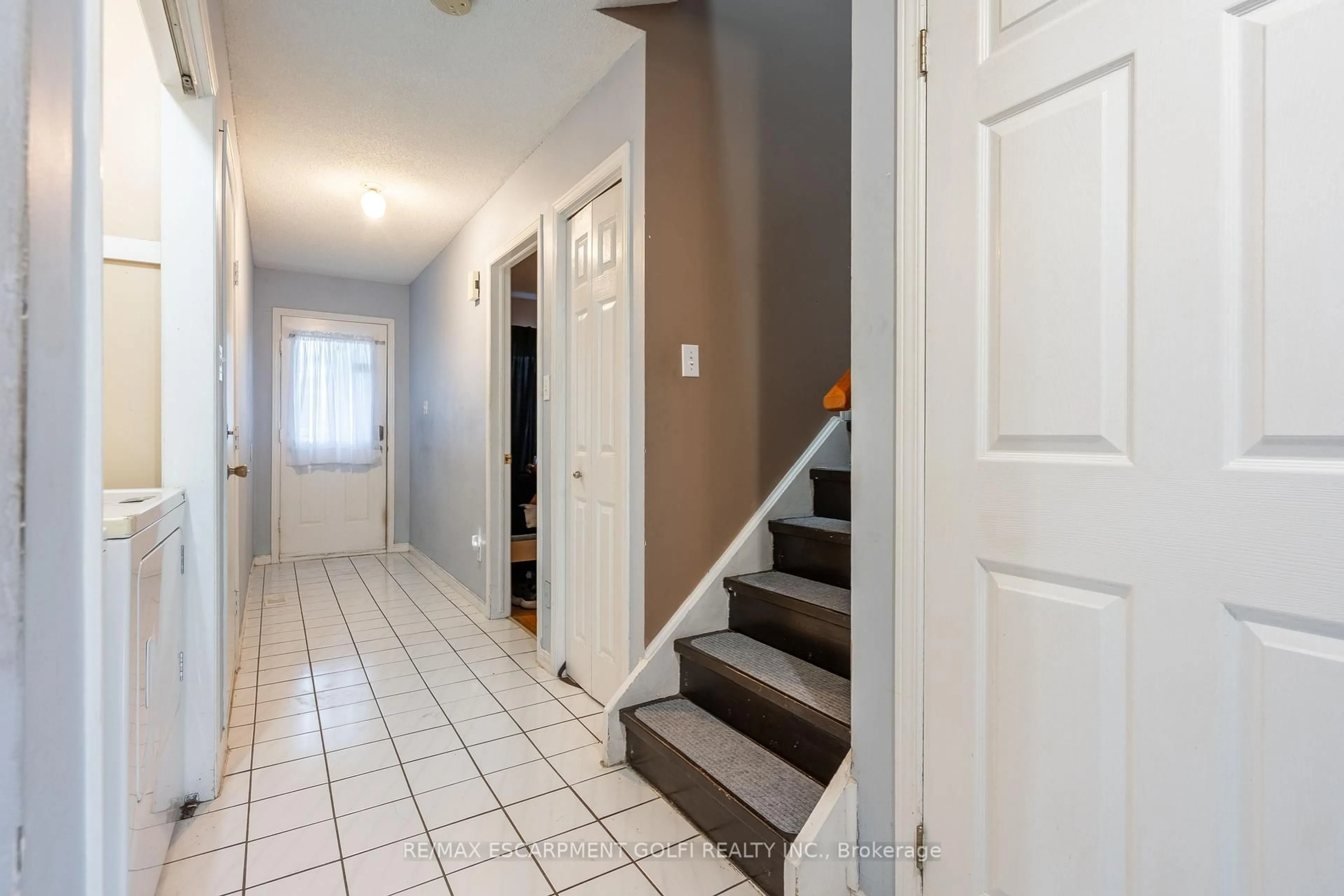 Indoor entryway for 707 Acadia Dr, Hamilton Ontario L8W 3V2