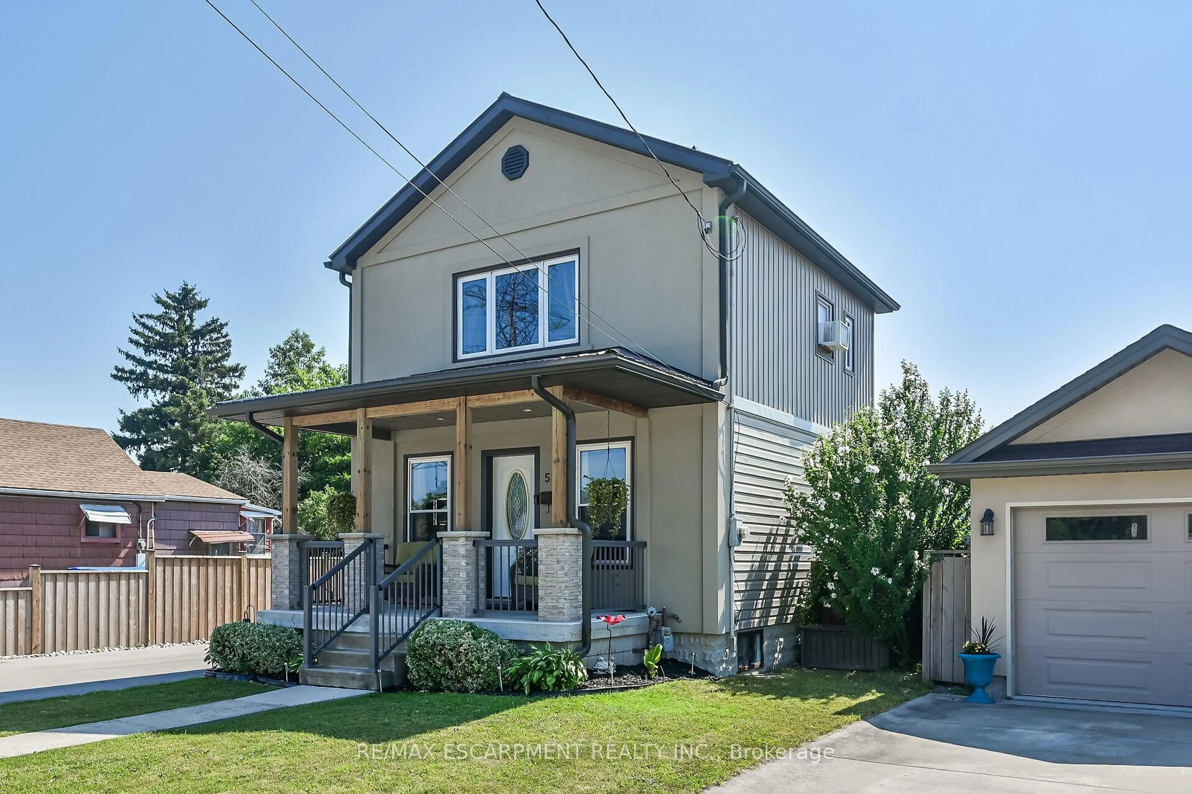 Home with vinyl exterior material, street for 533 Cochrane Rd, Hamilton Ontario L8K 3H4