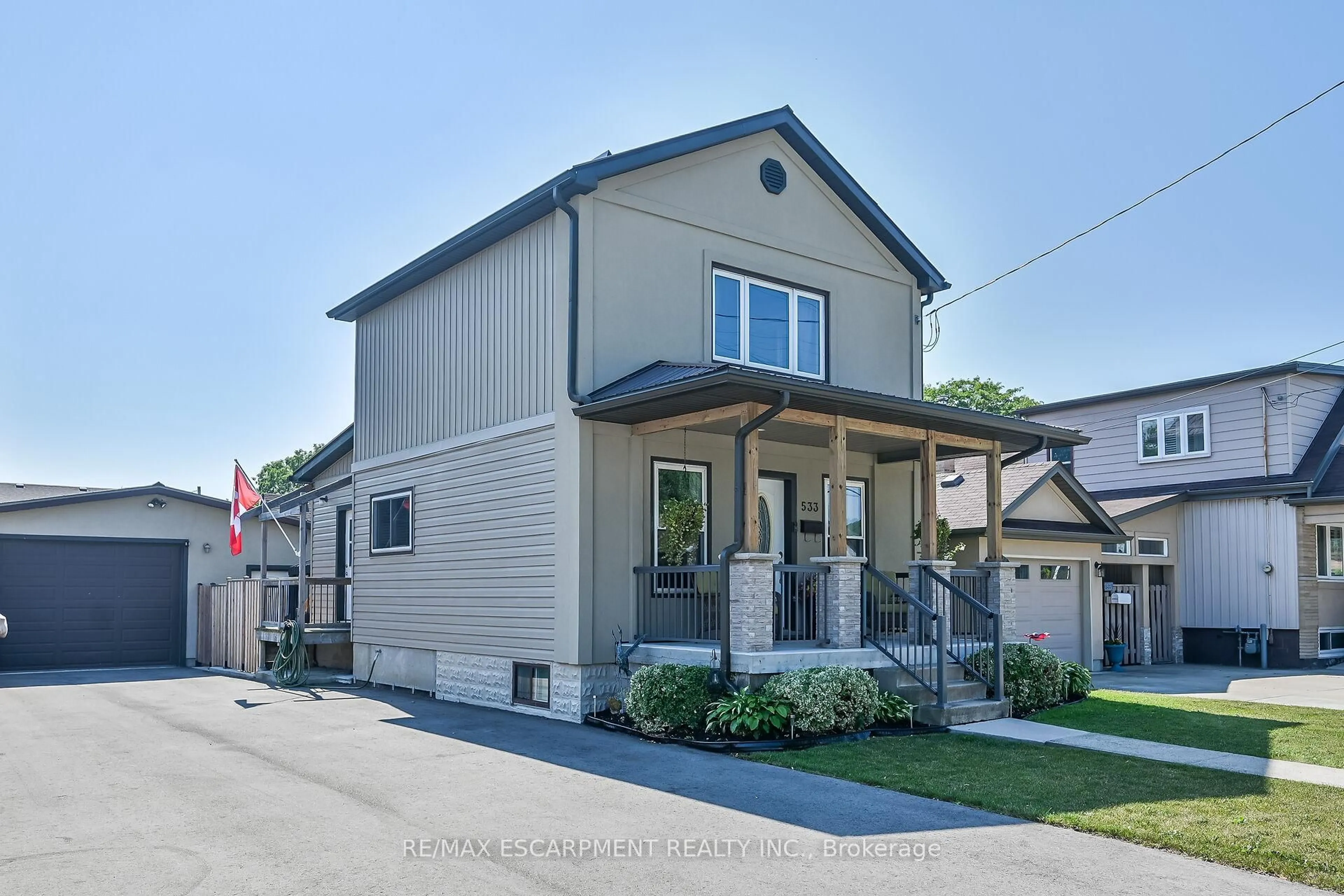 Home with vinyl exterior material, street for 533 Cochrane Rd, Hamilton Ontario L8K 3H4