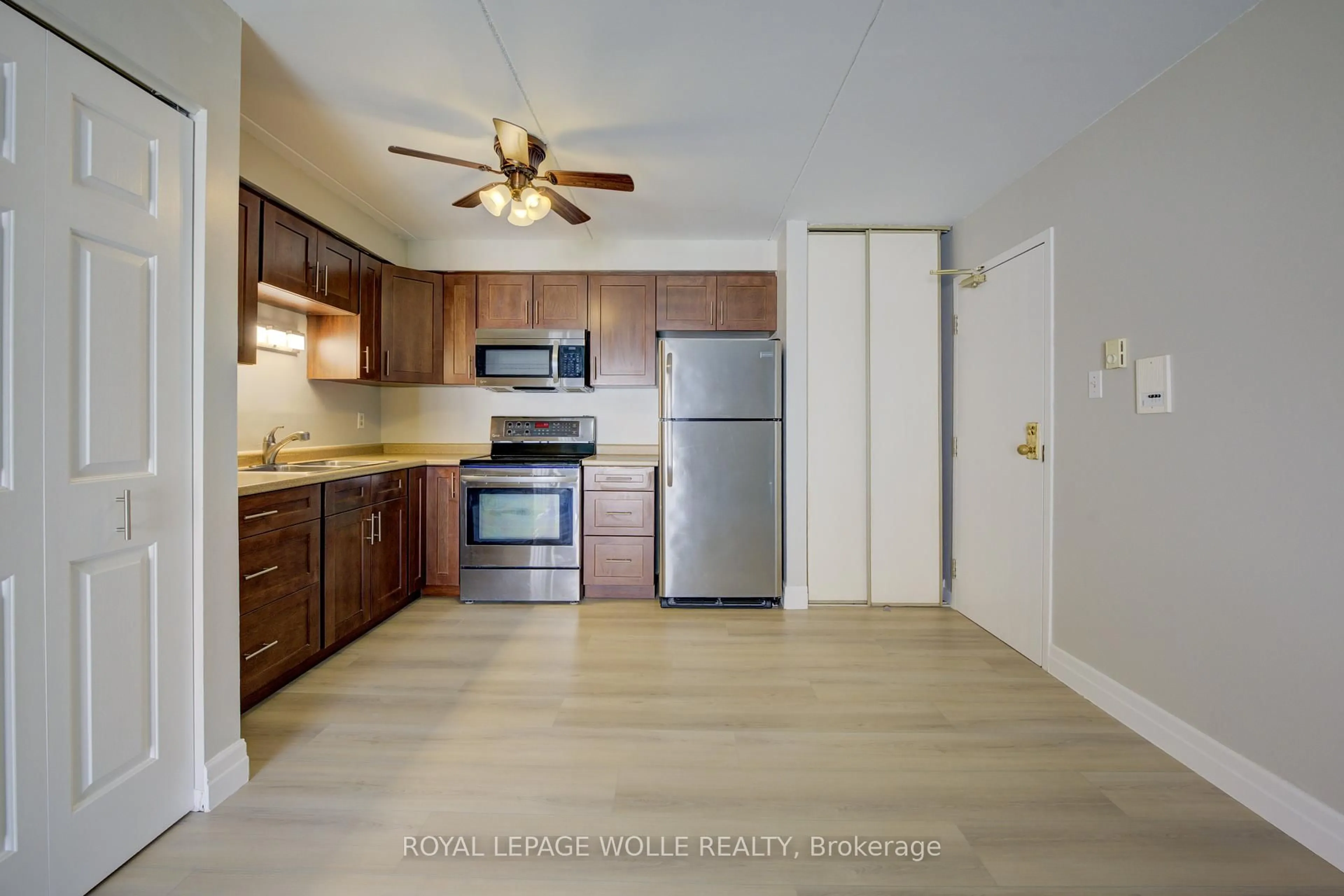 Standard kitchen, unknown for 329 Northlake Dr #7, Waterloo Ontario N2V 1Z1