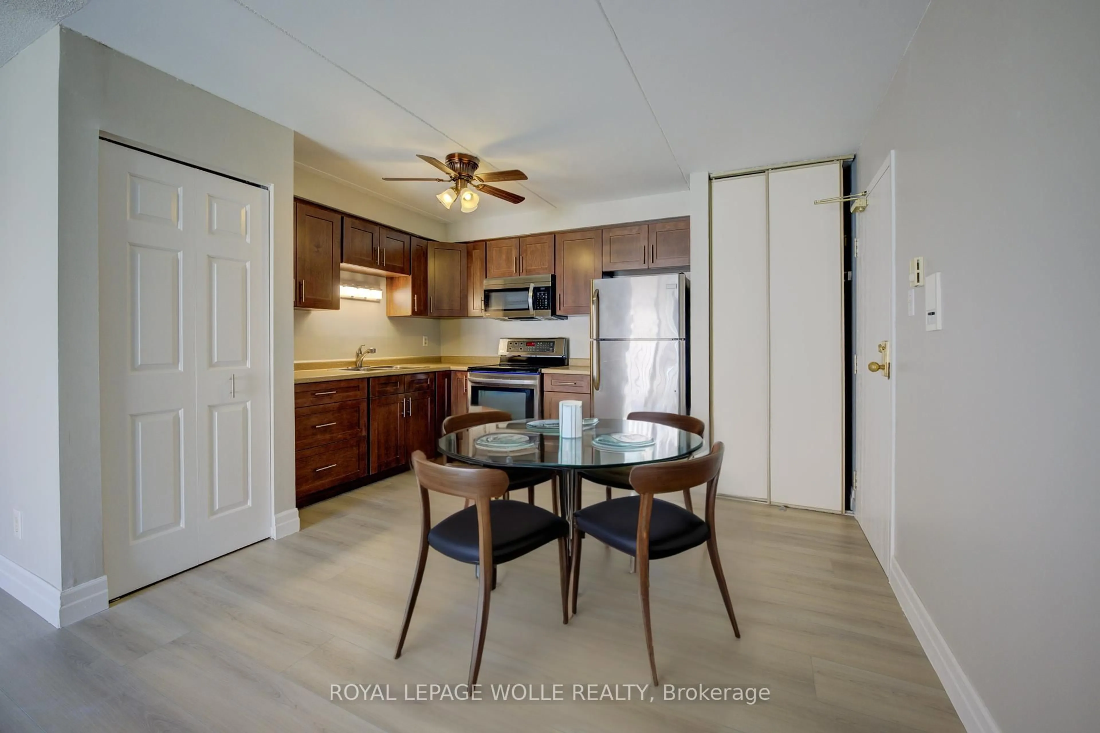 Standard kitchen, unknown for 329 Northlake Dr #7, Waterloo Ontario N2V 1Z1