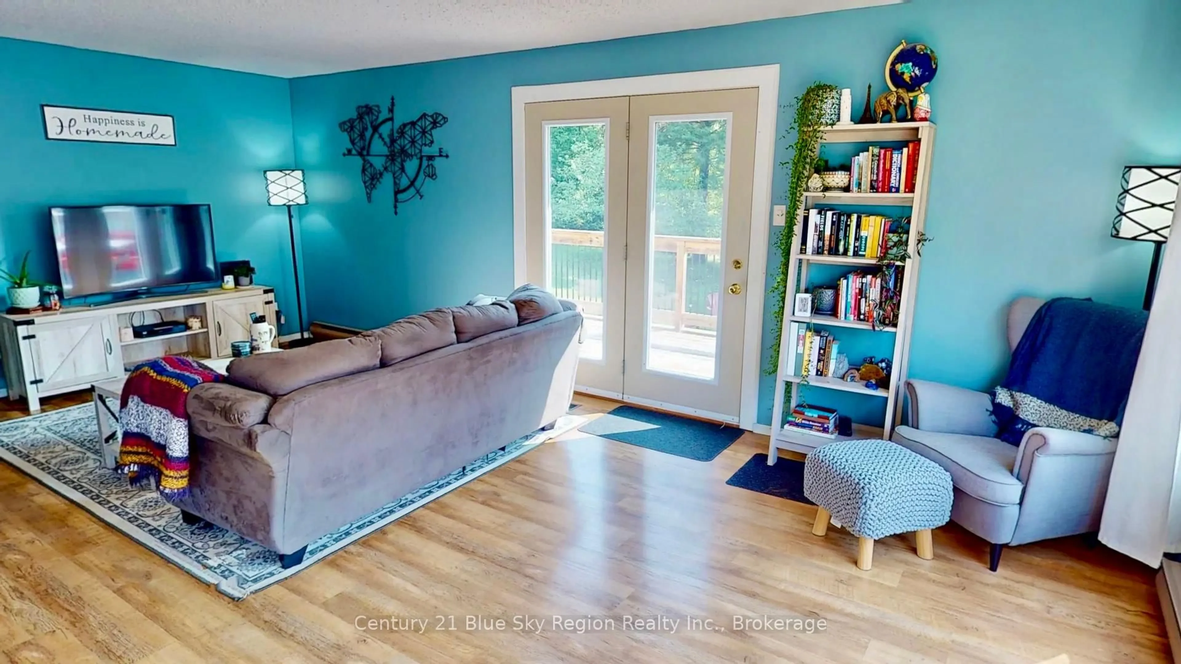 Living room with furniture, wood/laminate floor for 55 Paget St, Sundridge Ontario P0A 1Z0