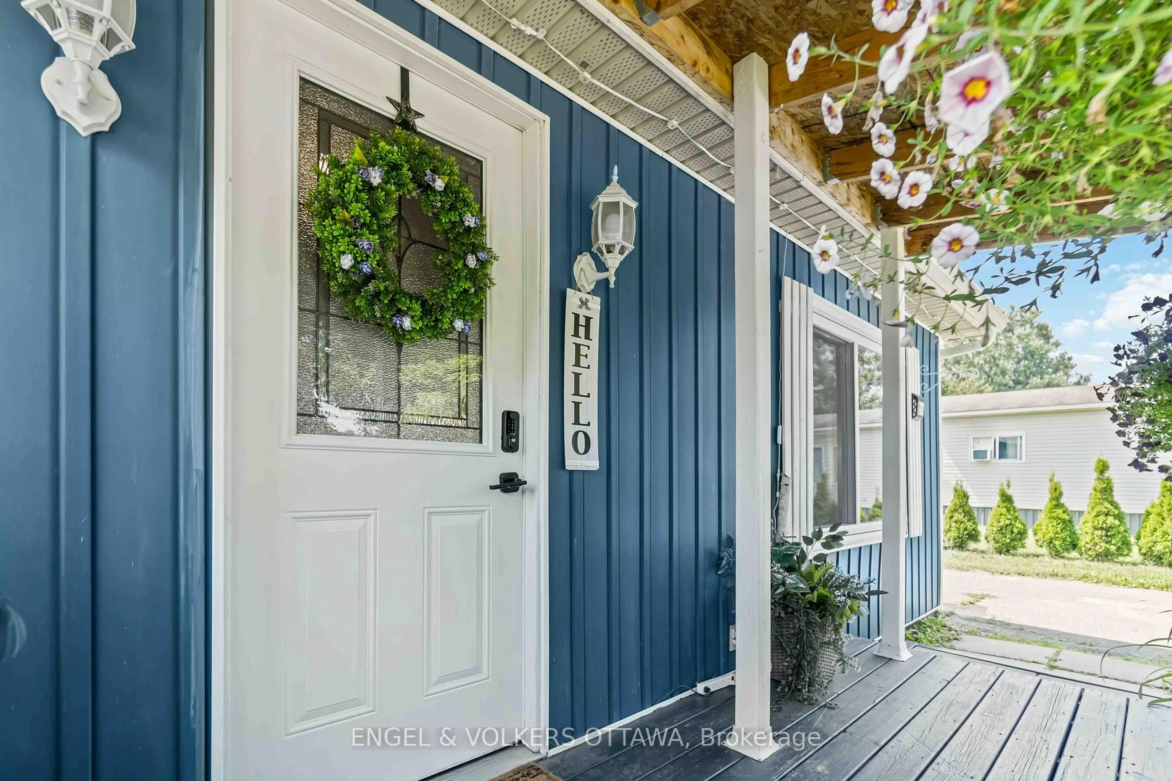Indoor entryway for 8250 County Road 17 Rd #211, Clarence-Rockland Ontario K4K 1K7