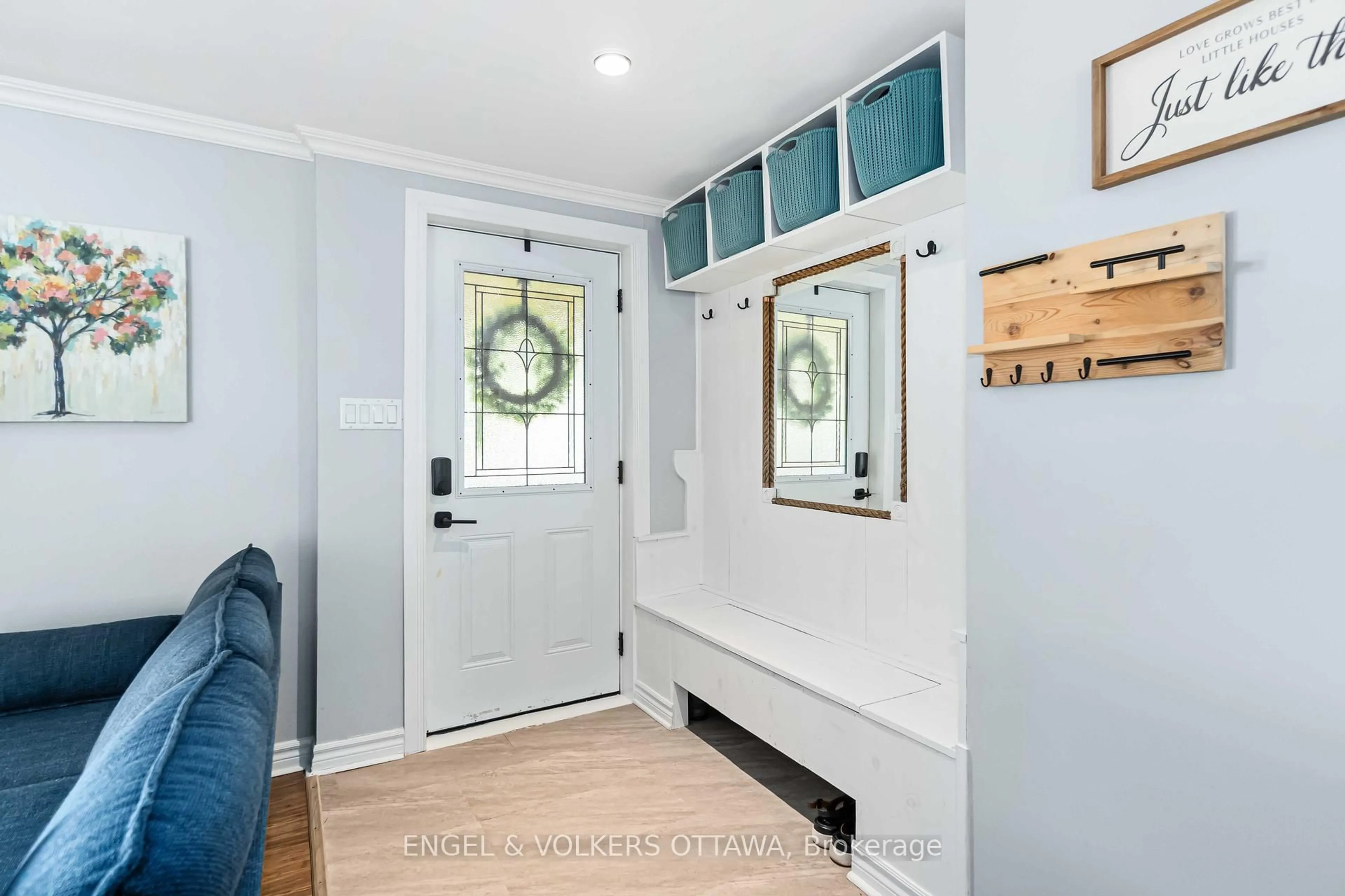 Indoor entryway for 8250 County Road 17 Rd #211, Clarence-Rockland Ontario K4K 1K7
