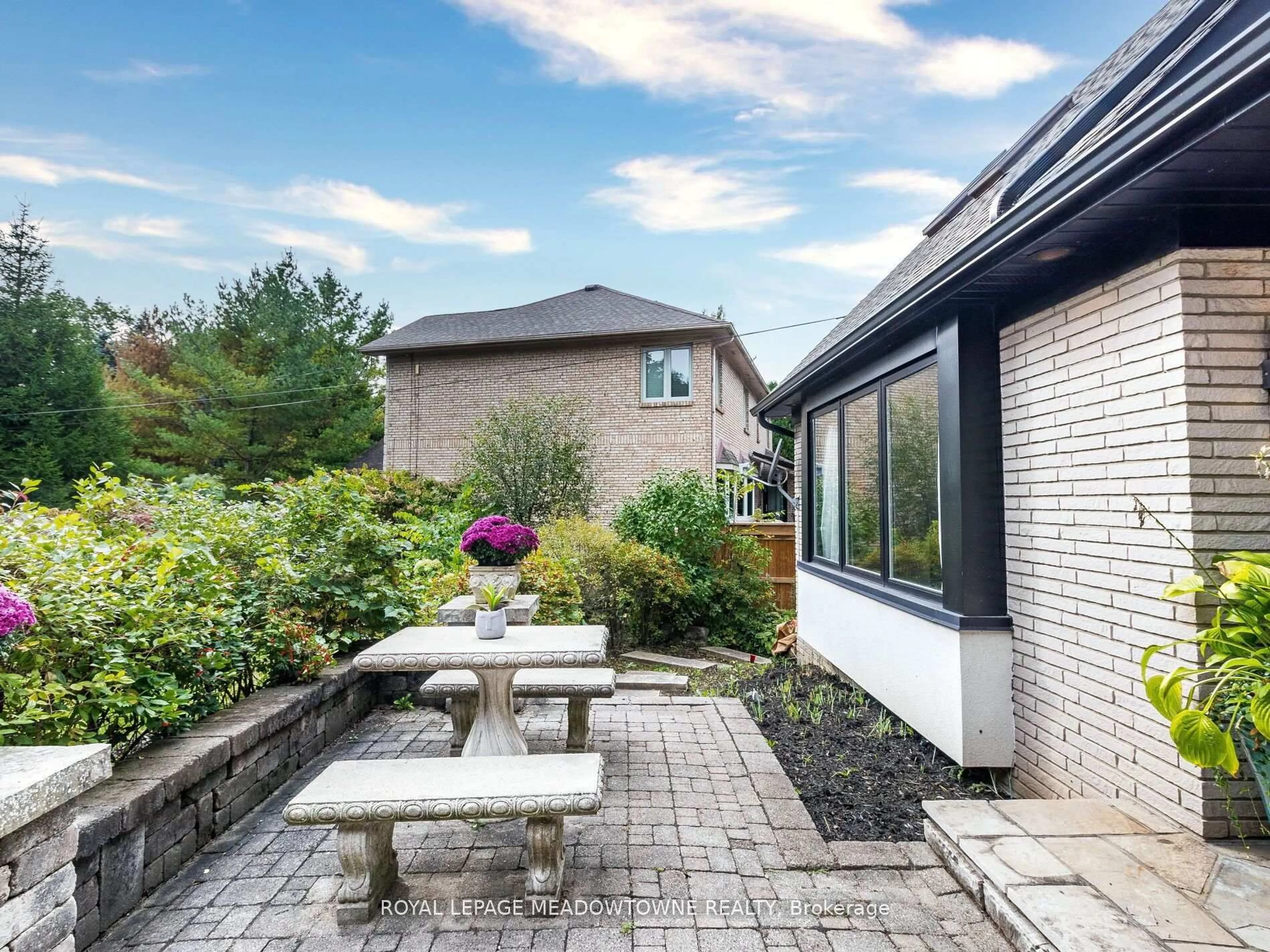 Patio, street for 355 Golf Links Rd, Hamilton Ontario L9G 4G6
