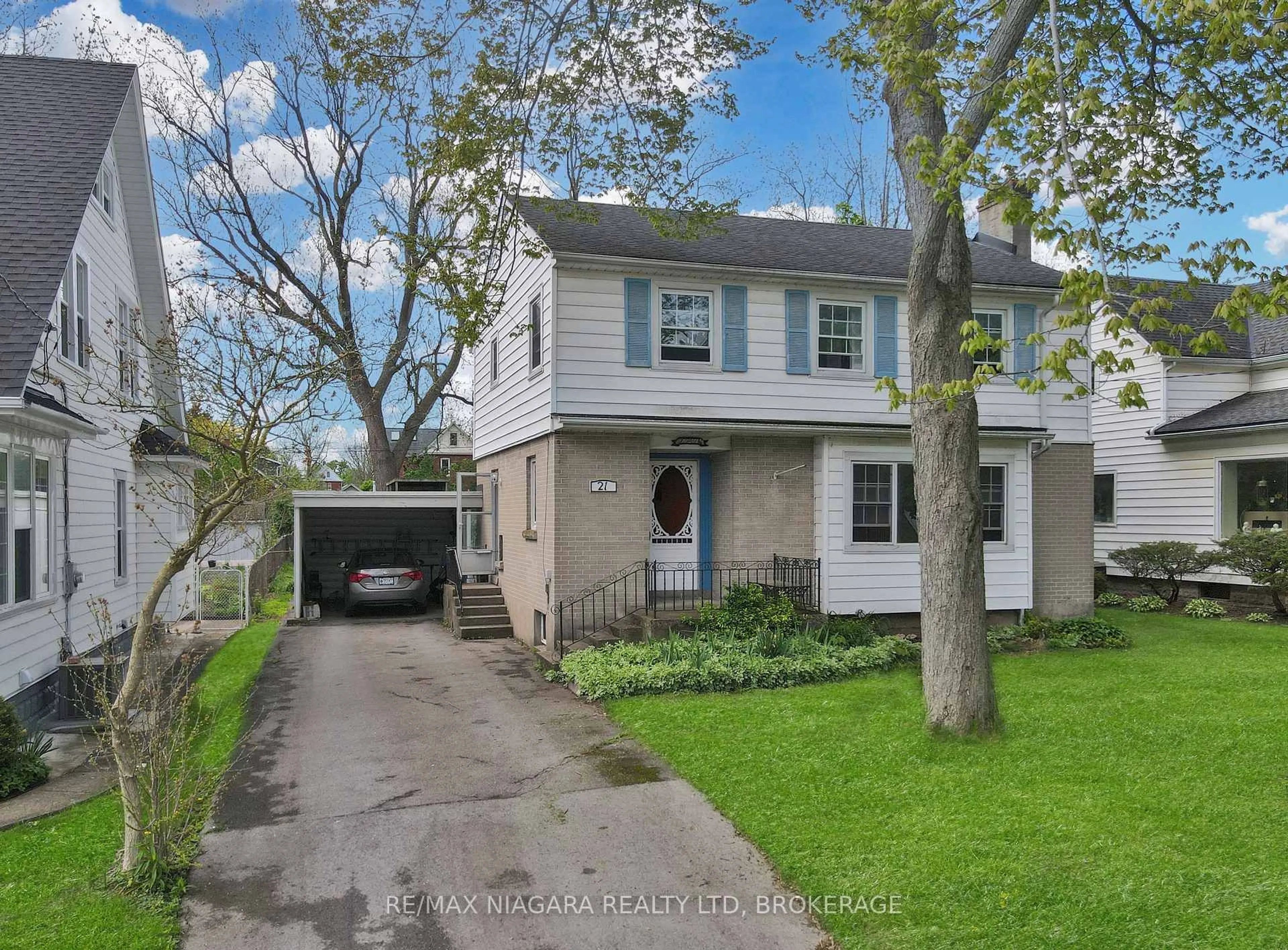 A pic from outside/outdoor area/front of a property/back of a property/a pic from drone, street for 21 Highland Ave, Fort Erie Ontario L2A 2X6