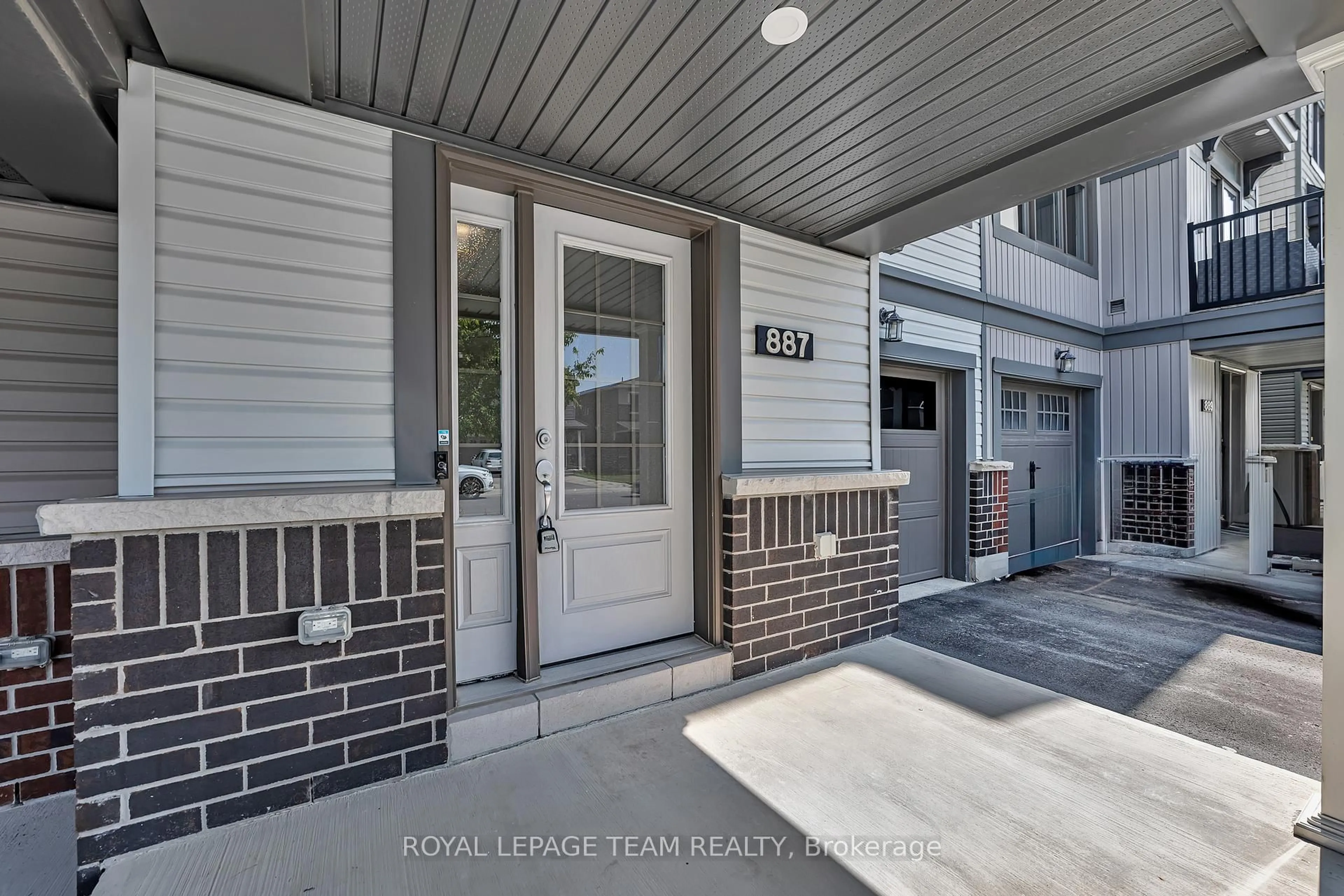 Indoor entryway for 887 Kilbirnie Dr, Ottawa Ontario K2J 6G6