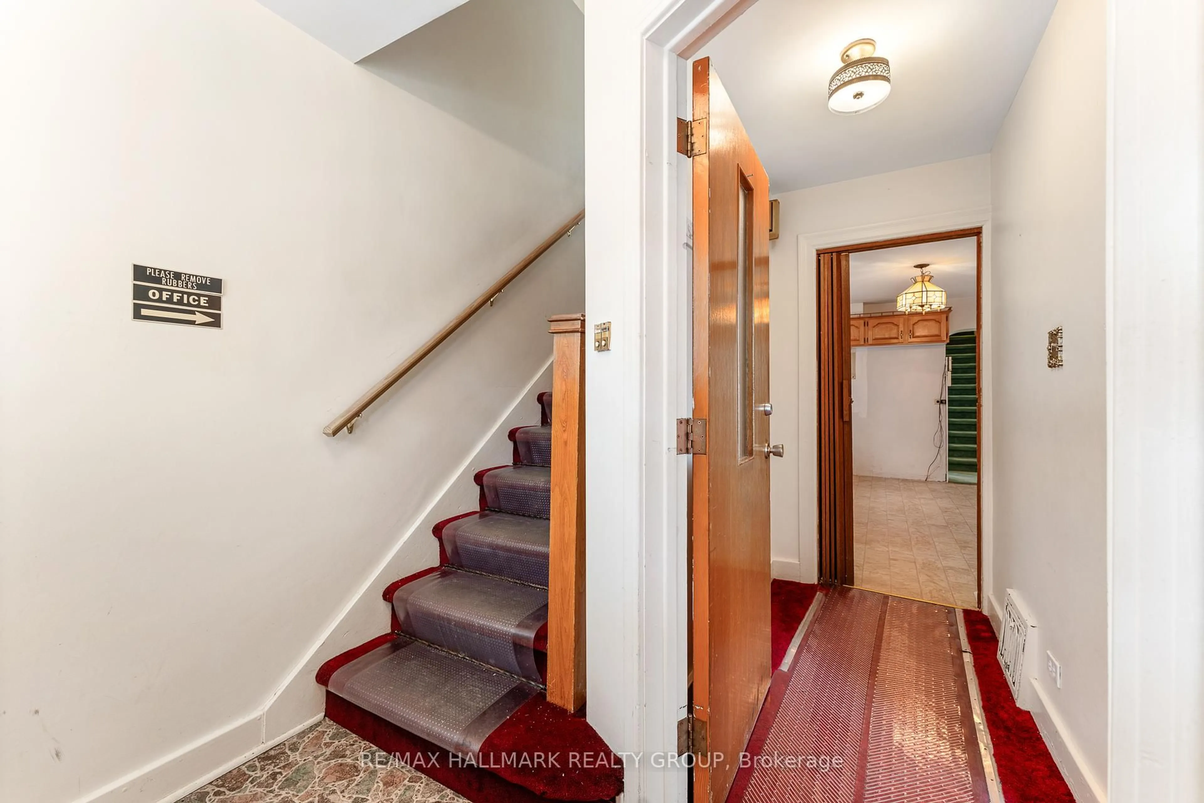 Indoor foyer for 219 Bruyère St, Ottawa Ontario K1N 5E4
