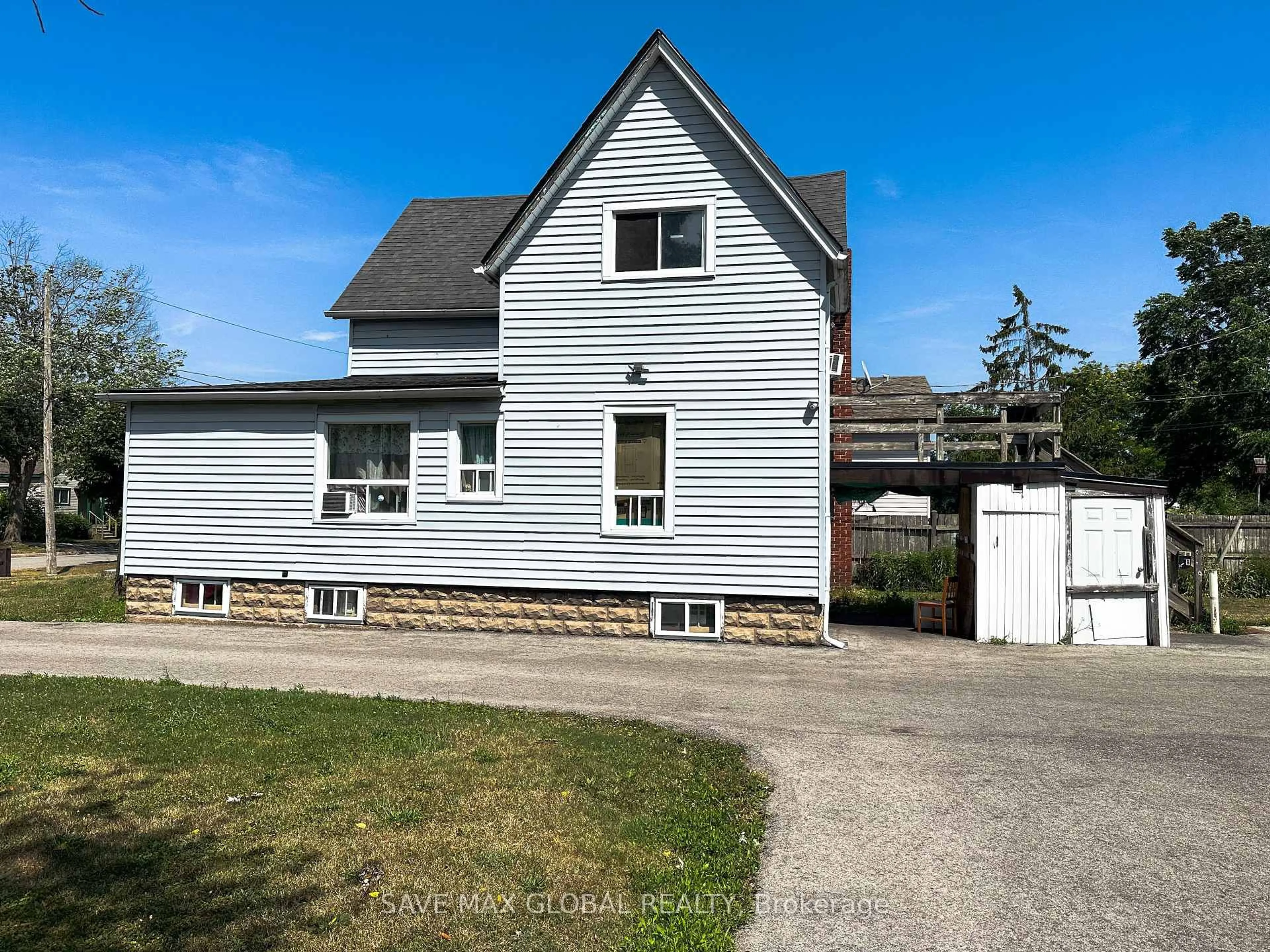 A pic from outside/outdoor area/front of a property/back of a property/a pic from drone, street for 258 Henrietta St, Fort Erie Ontario L2A 2K7