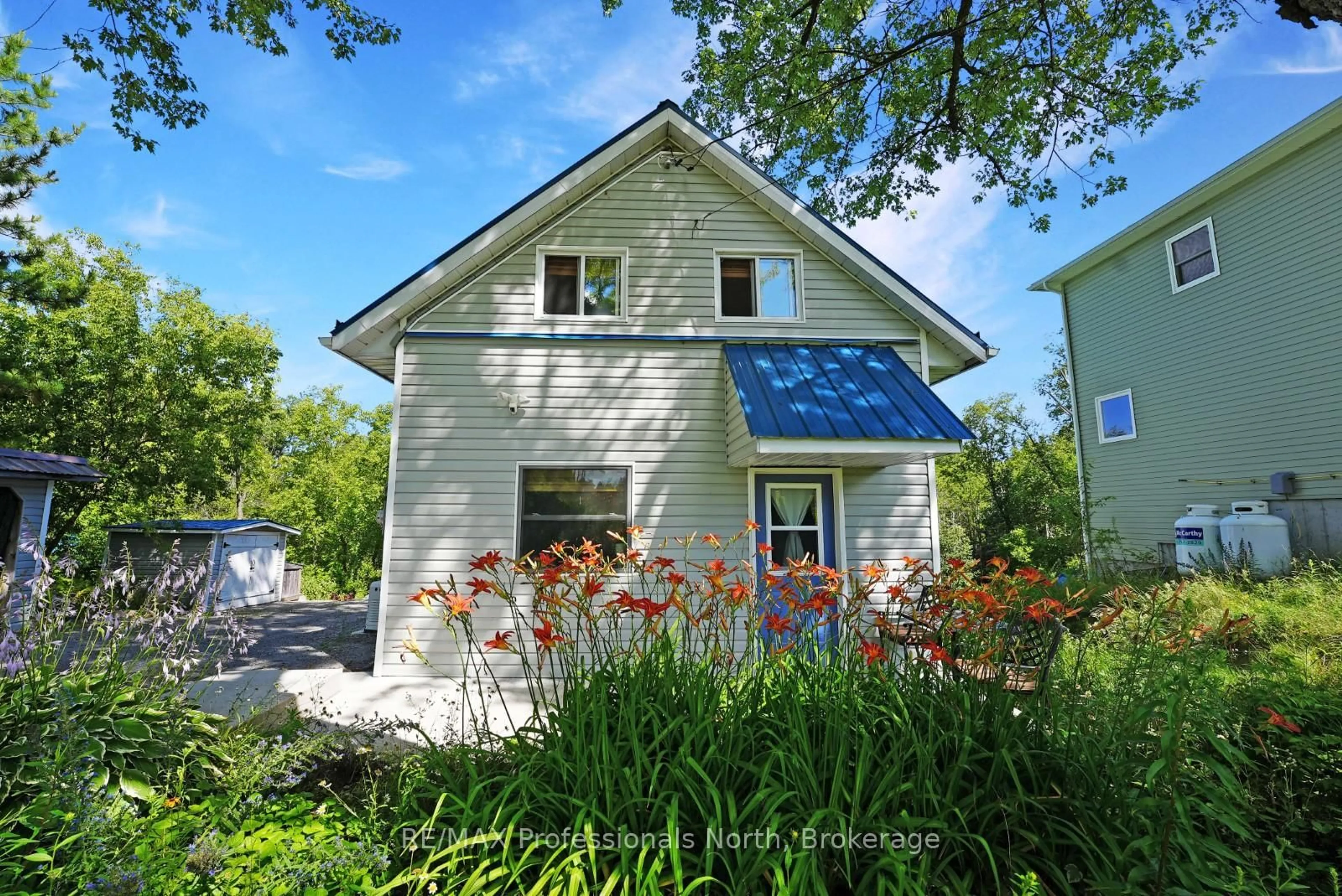 Home with vinyl exterior material, street for 33085 Highway 62, Maynooth Ontario K0L 2S0