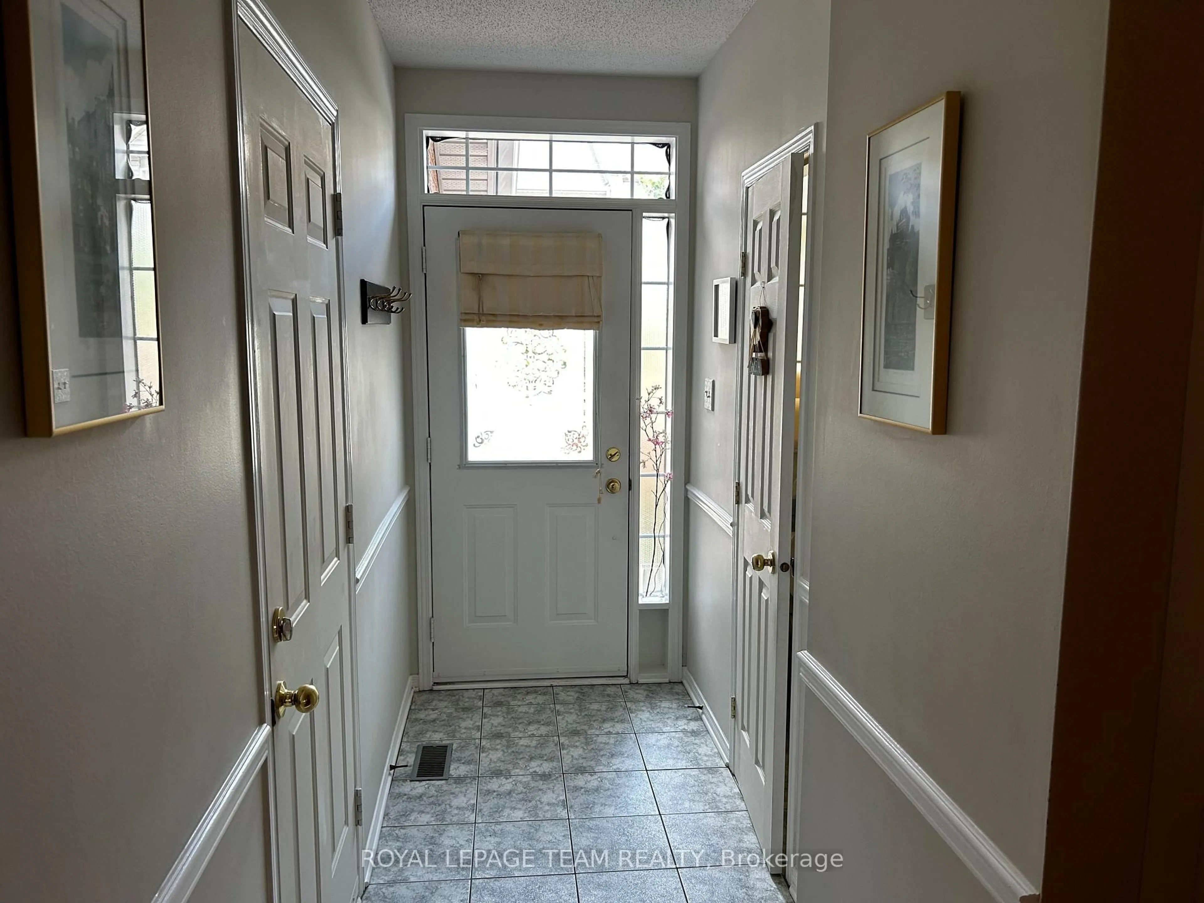 Indoor entryway for 15 Santa Cruz Private, Ottawa Ontario K1G 6M5
