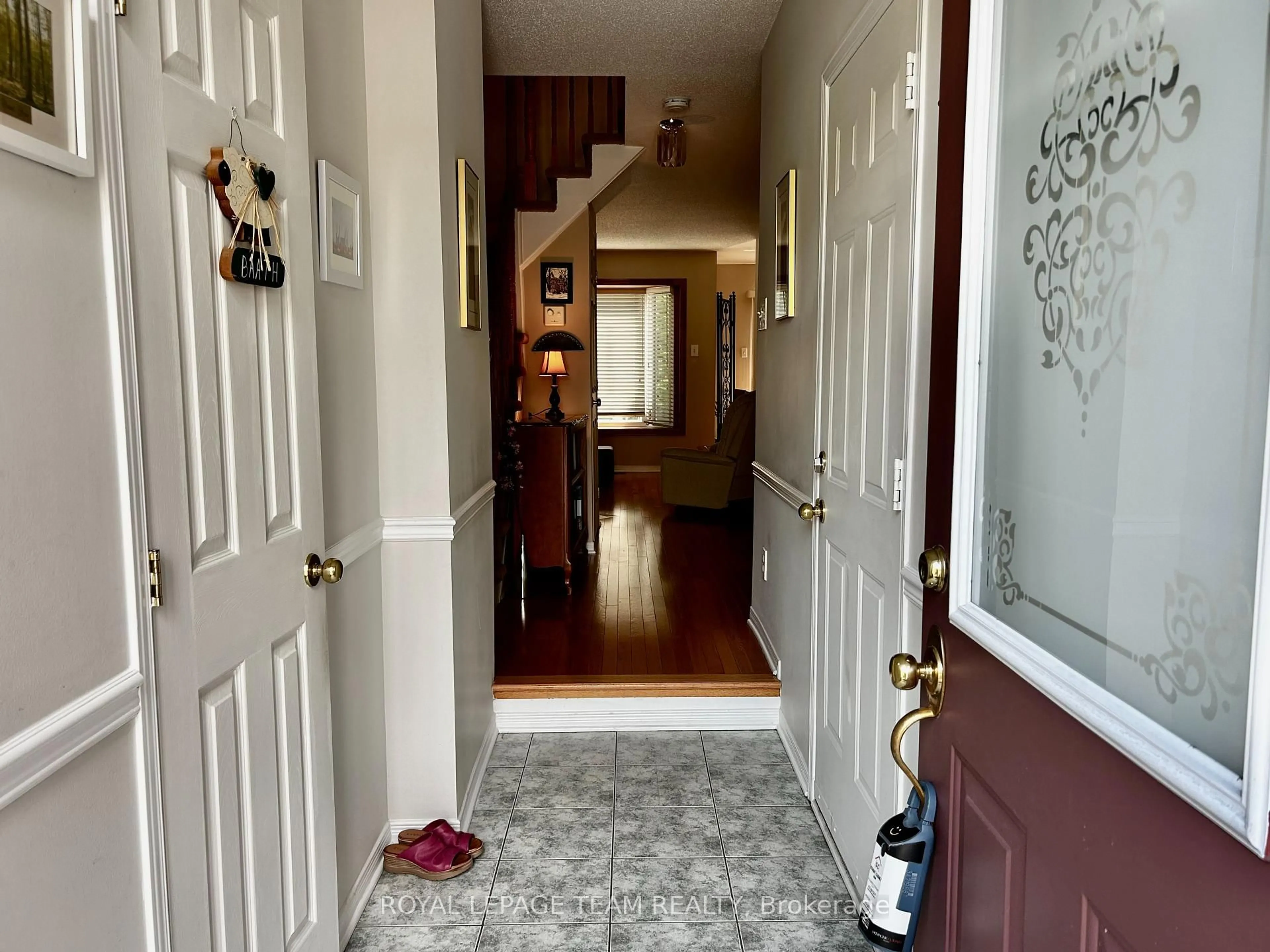 Indoor entryway for 15 Santa Cruz Private, Ottawa Ontario K1G 6M5