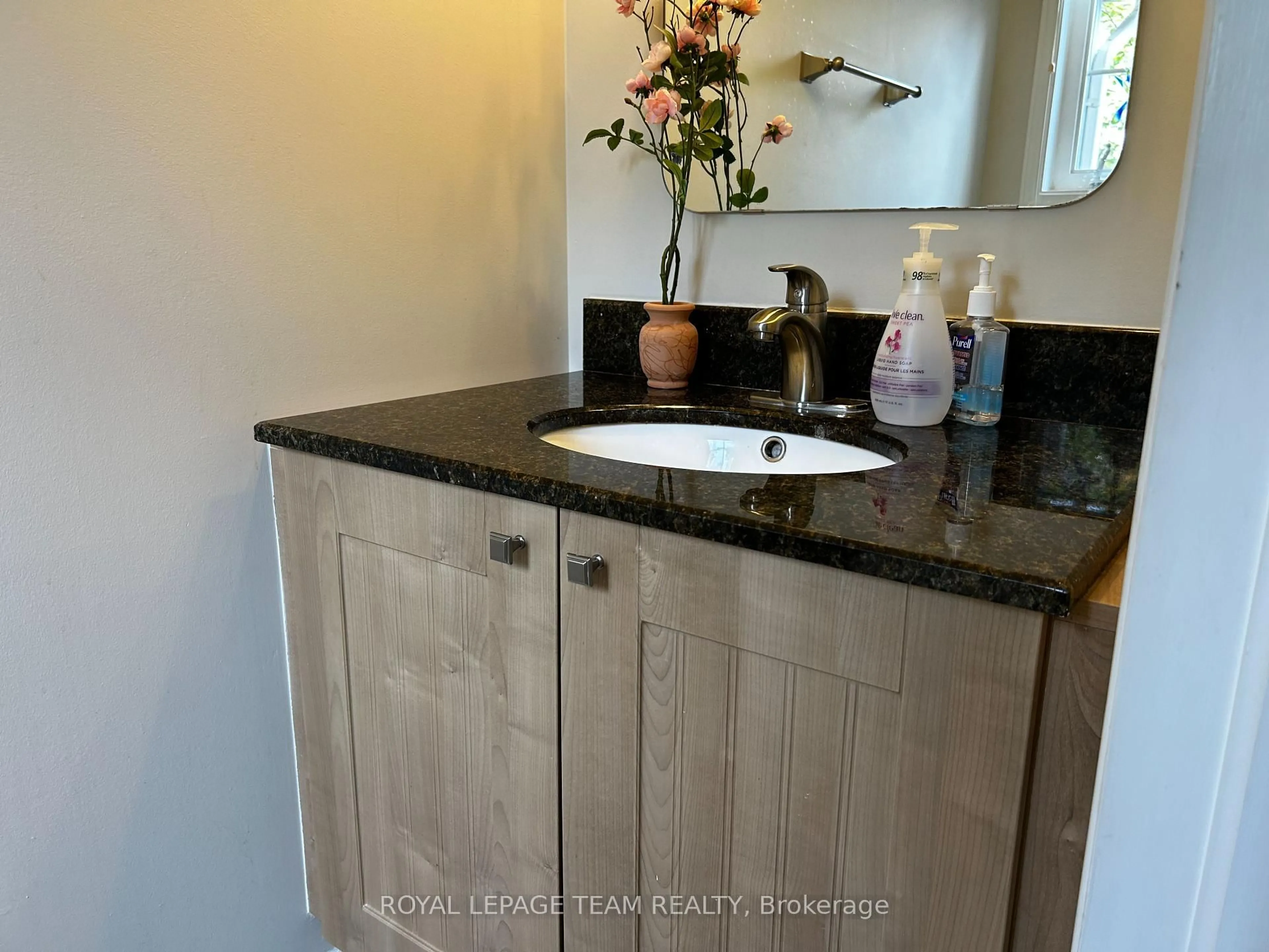 Standard bathroom, ceramic/tile floor for 15 Santa Cruz Private, Ottawa Ontario K1G 6M5