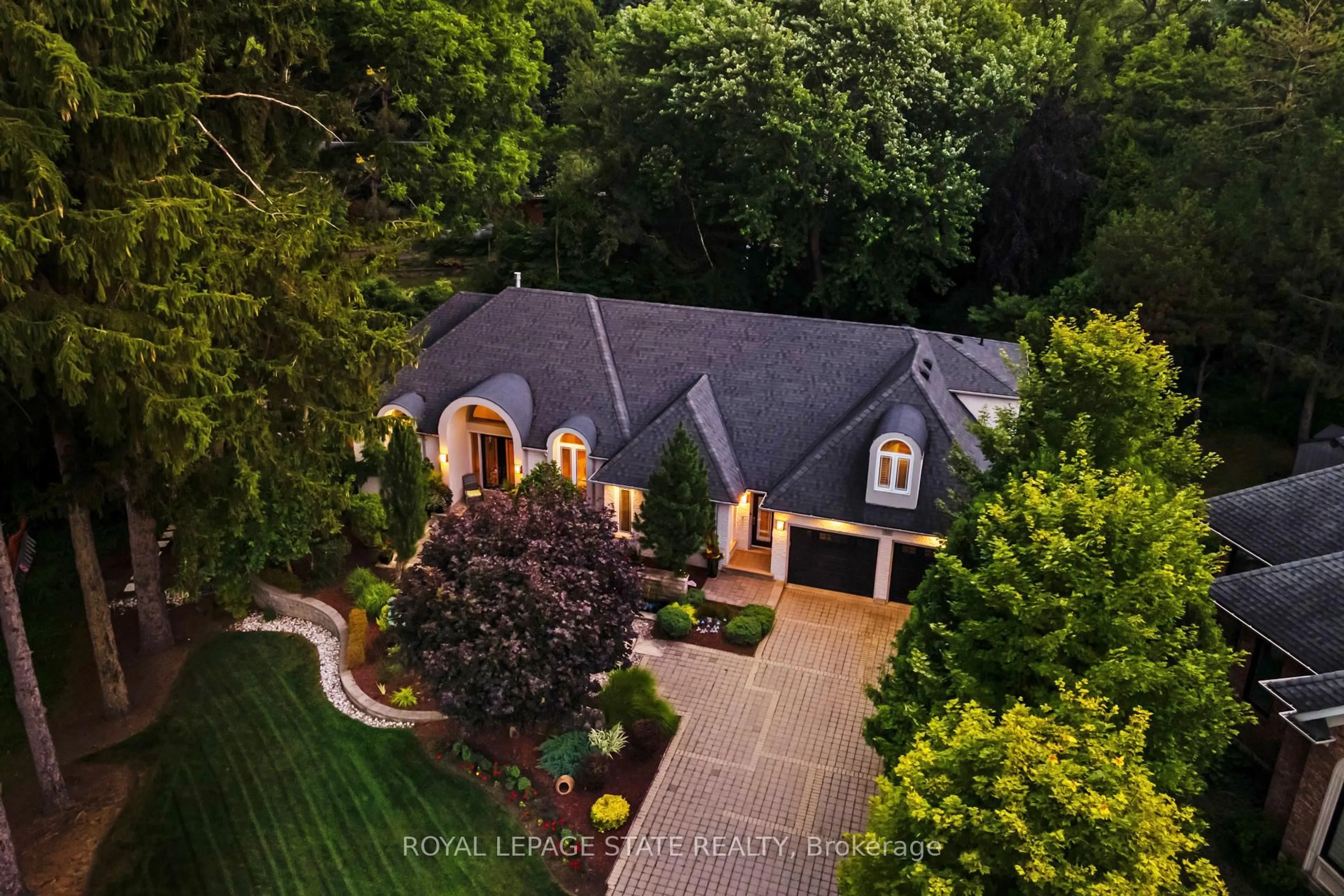 A pic from outside/outdoor area/front of a property/back of a property/a pic from drone, street for 34 Harrington Pl, Hamilton Ontario L9G 4Z2
