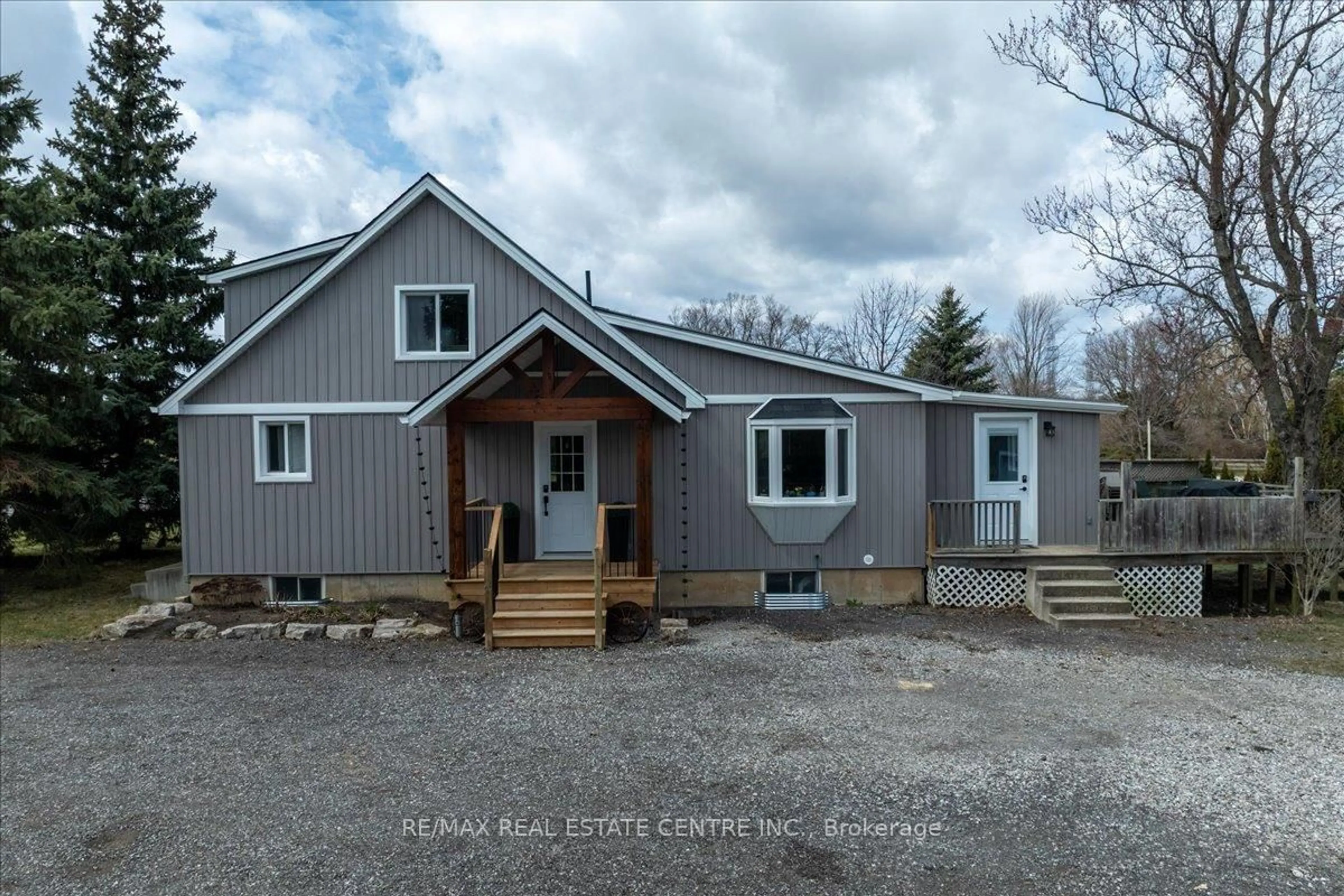 Home with vinyl exterior material, building for 359 First Line, Haldimand Ontario N0A 1H0