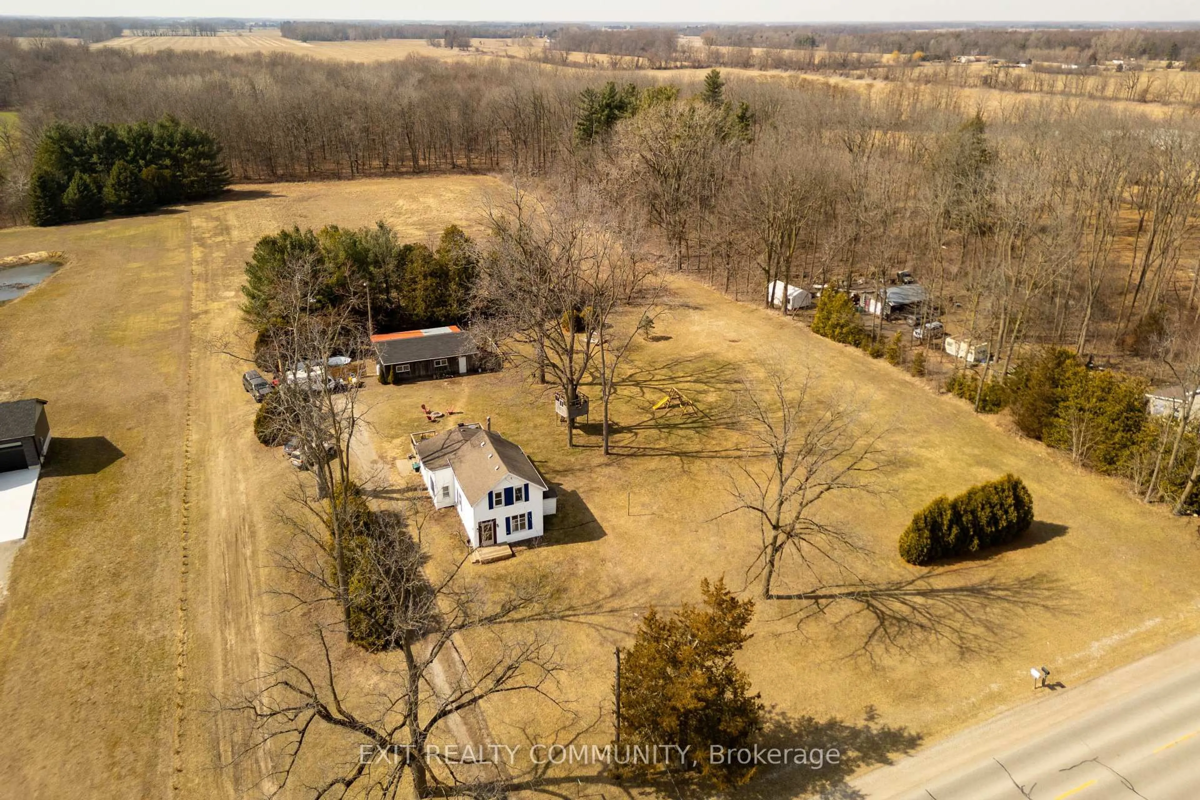 A pic from outside/outdoor area/front of a property/back of a property/a pic from drone, unknown for 30060 West Bothwell Rd, Chatham-Kent Ontario N0P 1C0