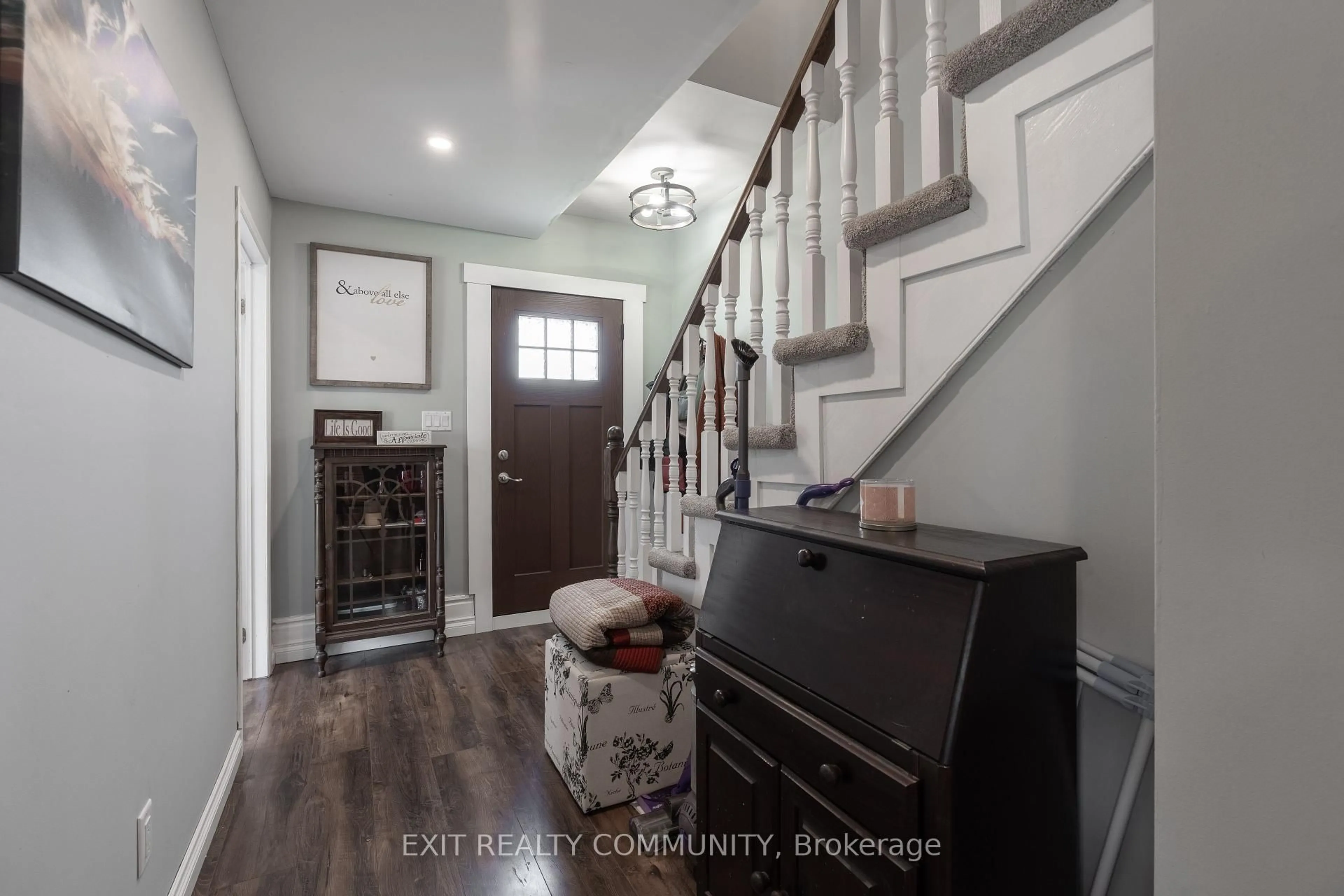 Indoor entryway for 30060 West Bothwell Rd, Chatham-Kent Ontario N0P 1C0