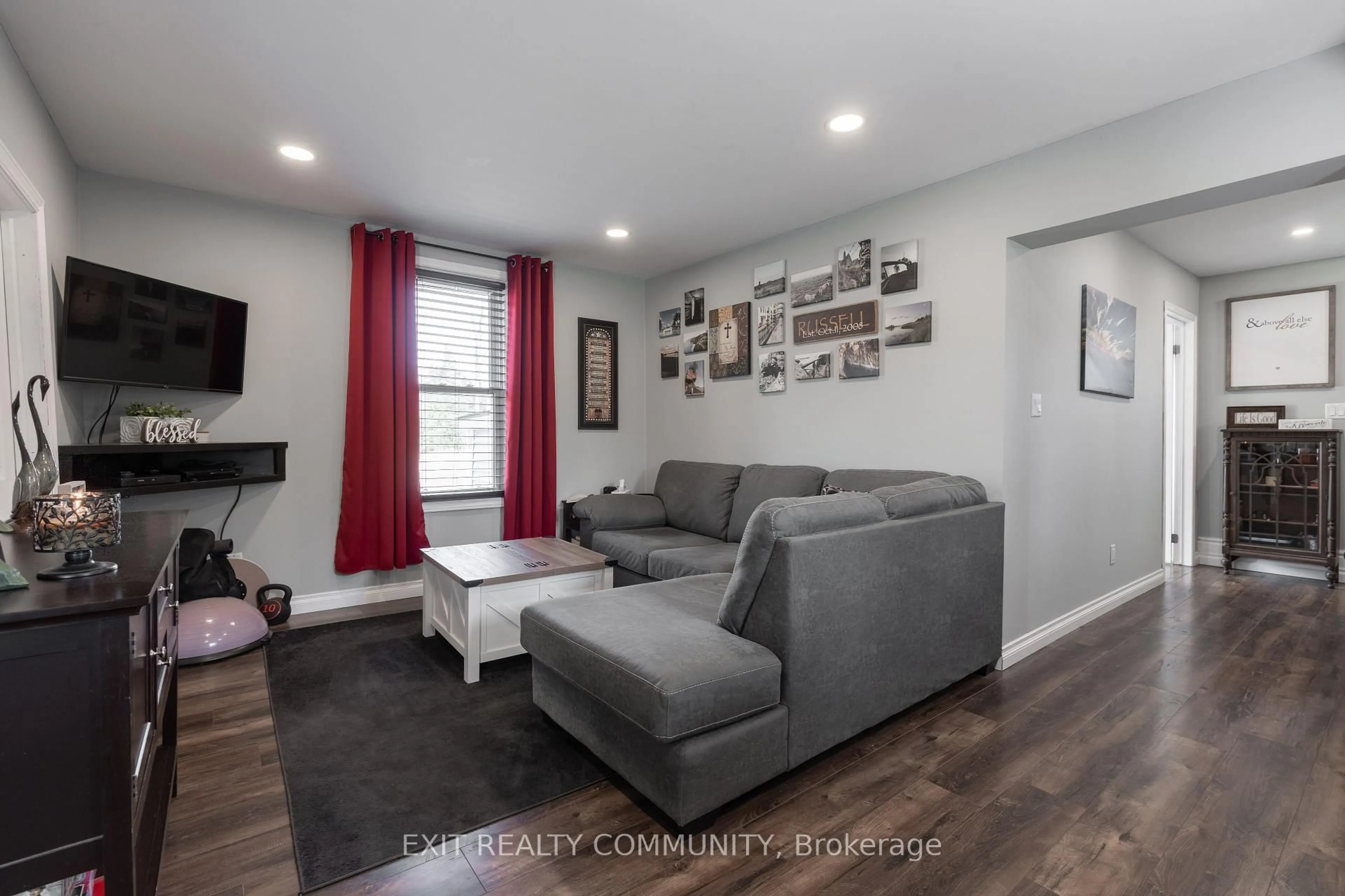 Living room with furniture, unknown for 30060 West Bothwell Rd, Chatham-Kent Ontario N0P 1C0