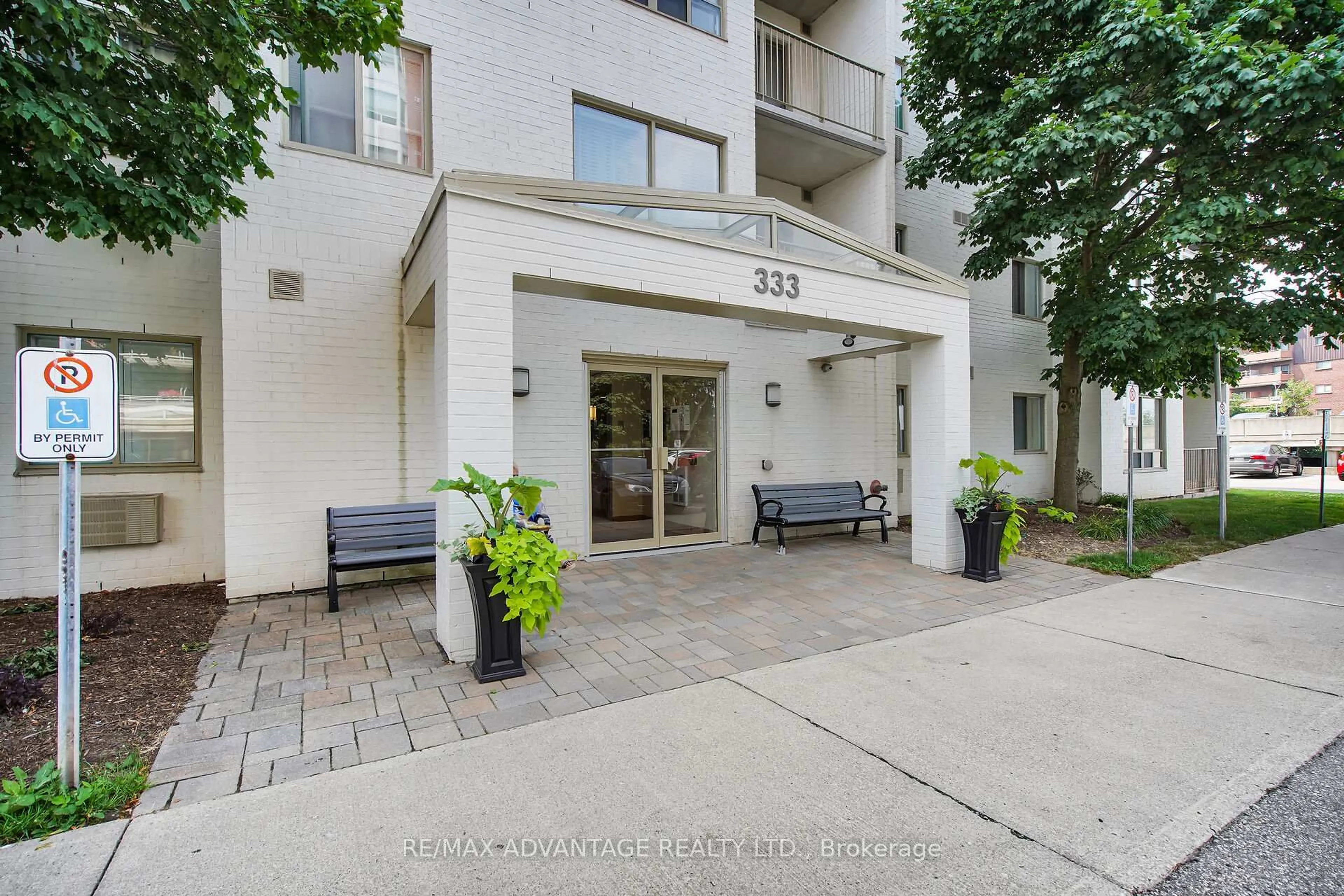 Indoor foyer for 333 Commissioners Rd #504, London South Ontario N6J 4X7