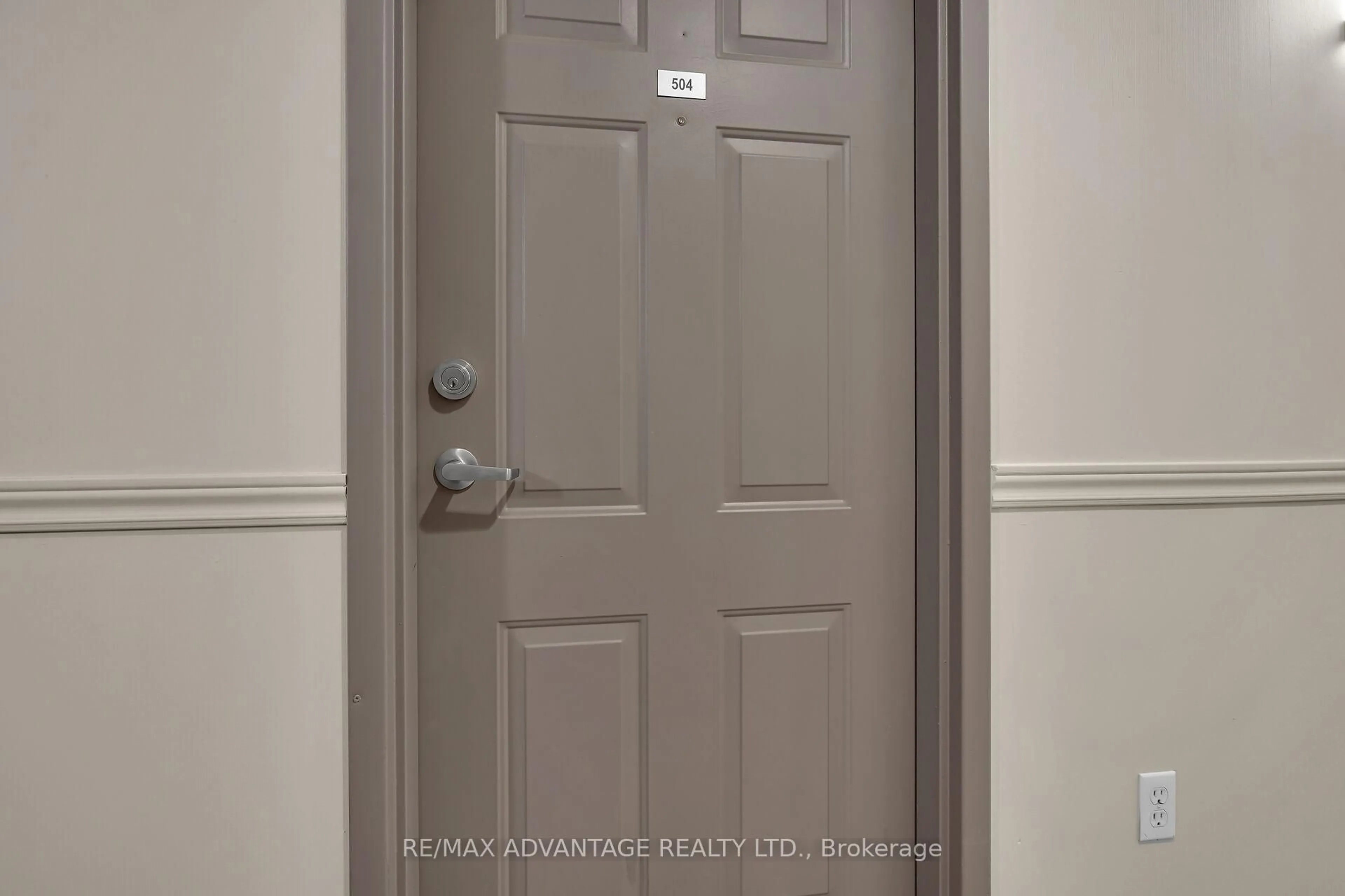 Indoor entryway for 333 Commissioners Rd #504, London South Ontario N6J 4X7