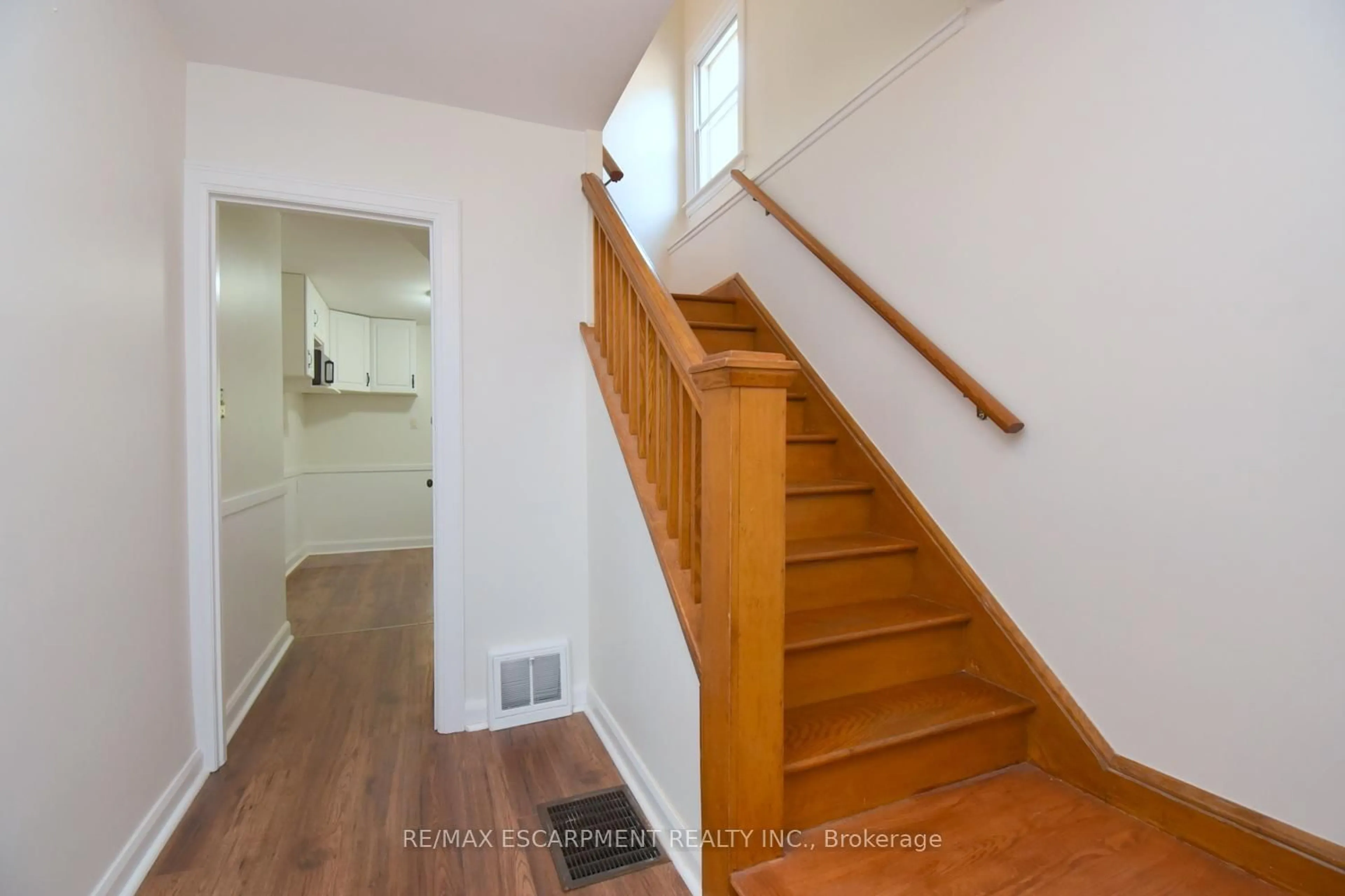 Stairs for 136 Glen Rd, Hamilton Ontario L8S 3M9