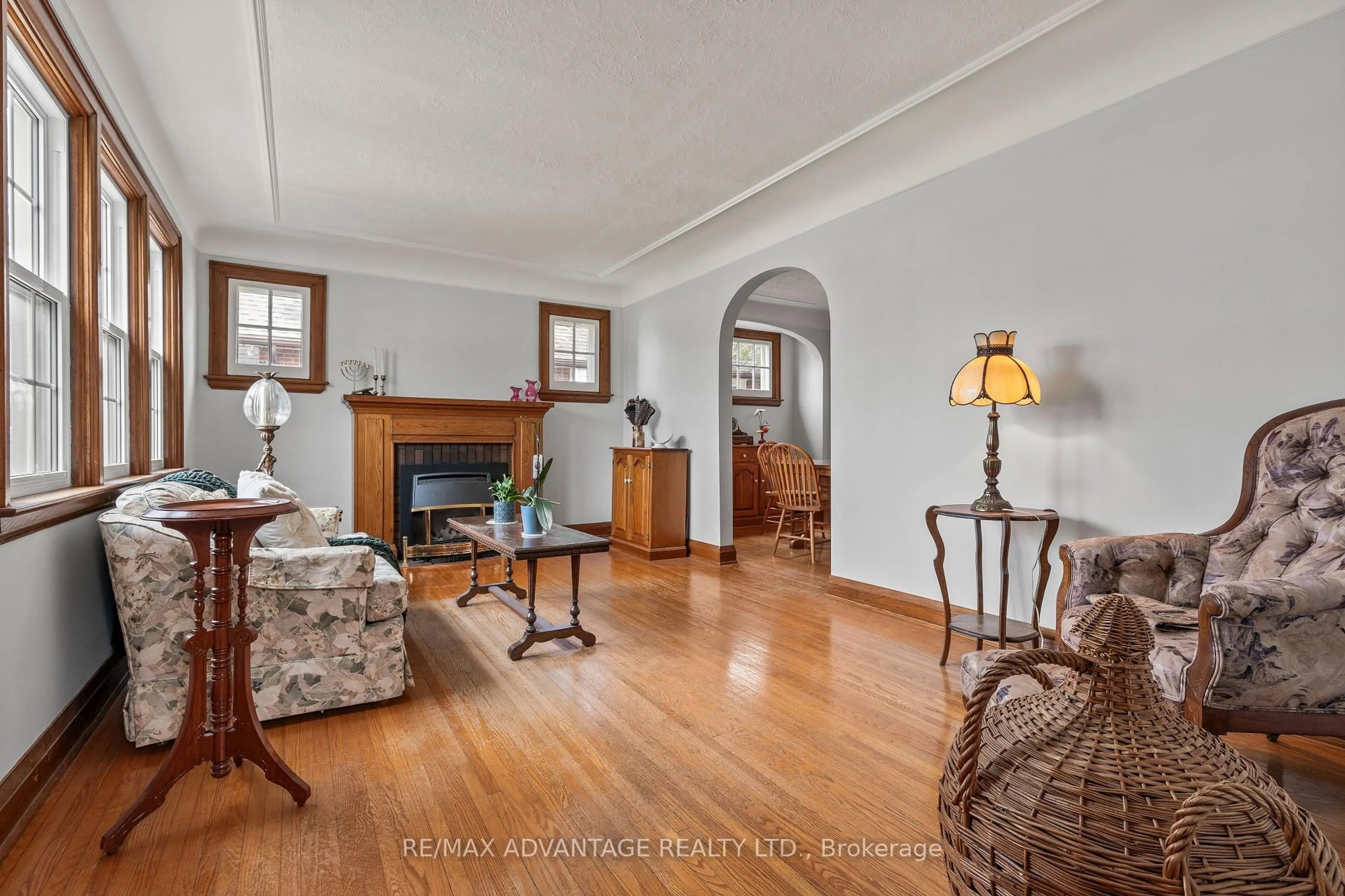 Living room with furniture, unknown for 715 Whetter Ave, London South Ontario N6C 2H1