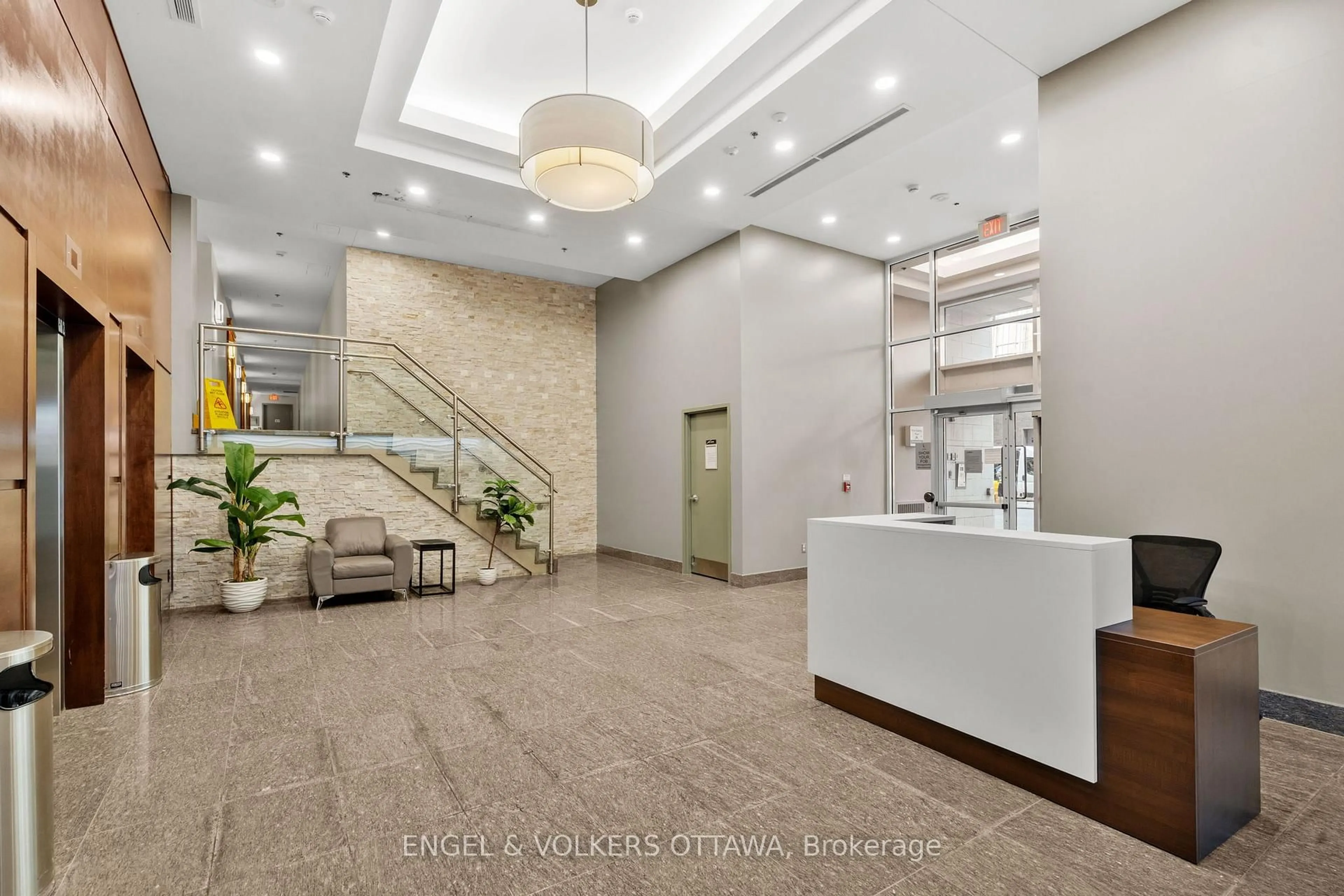 Indoor foyer for 238 Besserer St #913, Ottawa Ontario K1N 6B1