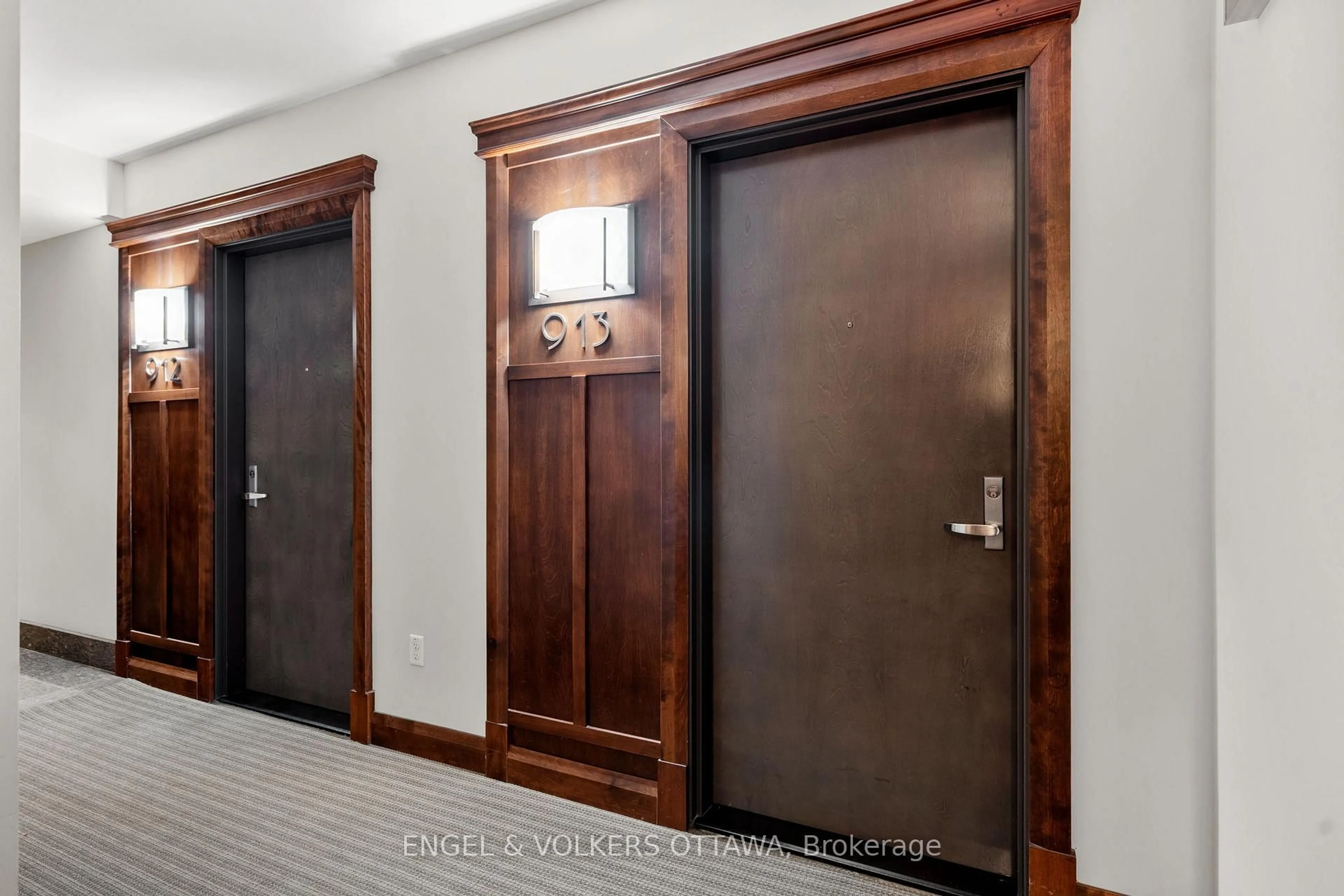 Indoor foyer for 238 Besserer St #913, Ottawa Ontario K1N 6B1