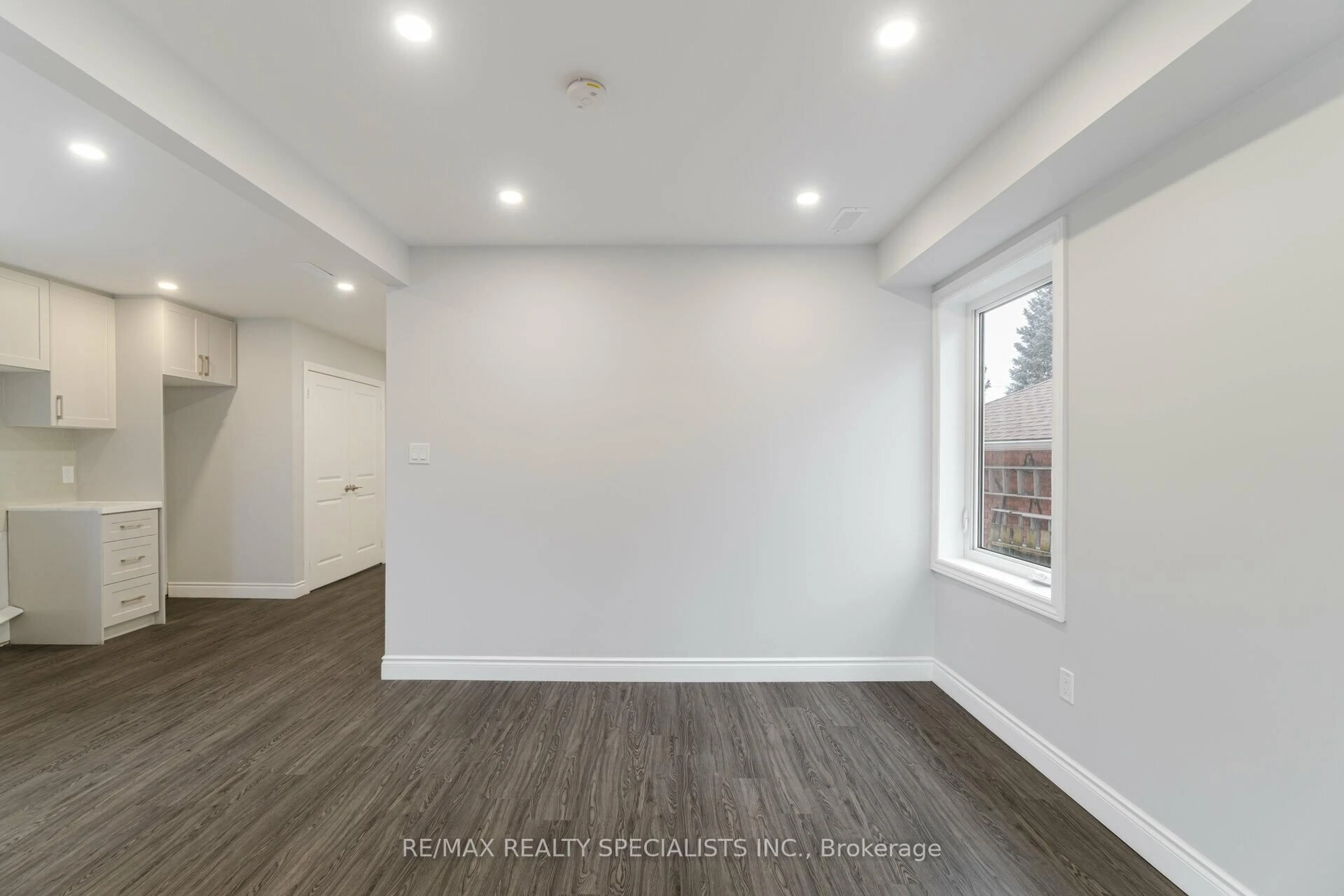 A pic of a room for 9 Frances Ave, Hamilton Ontario L8E 2Y6