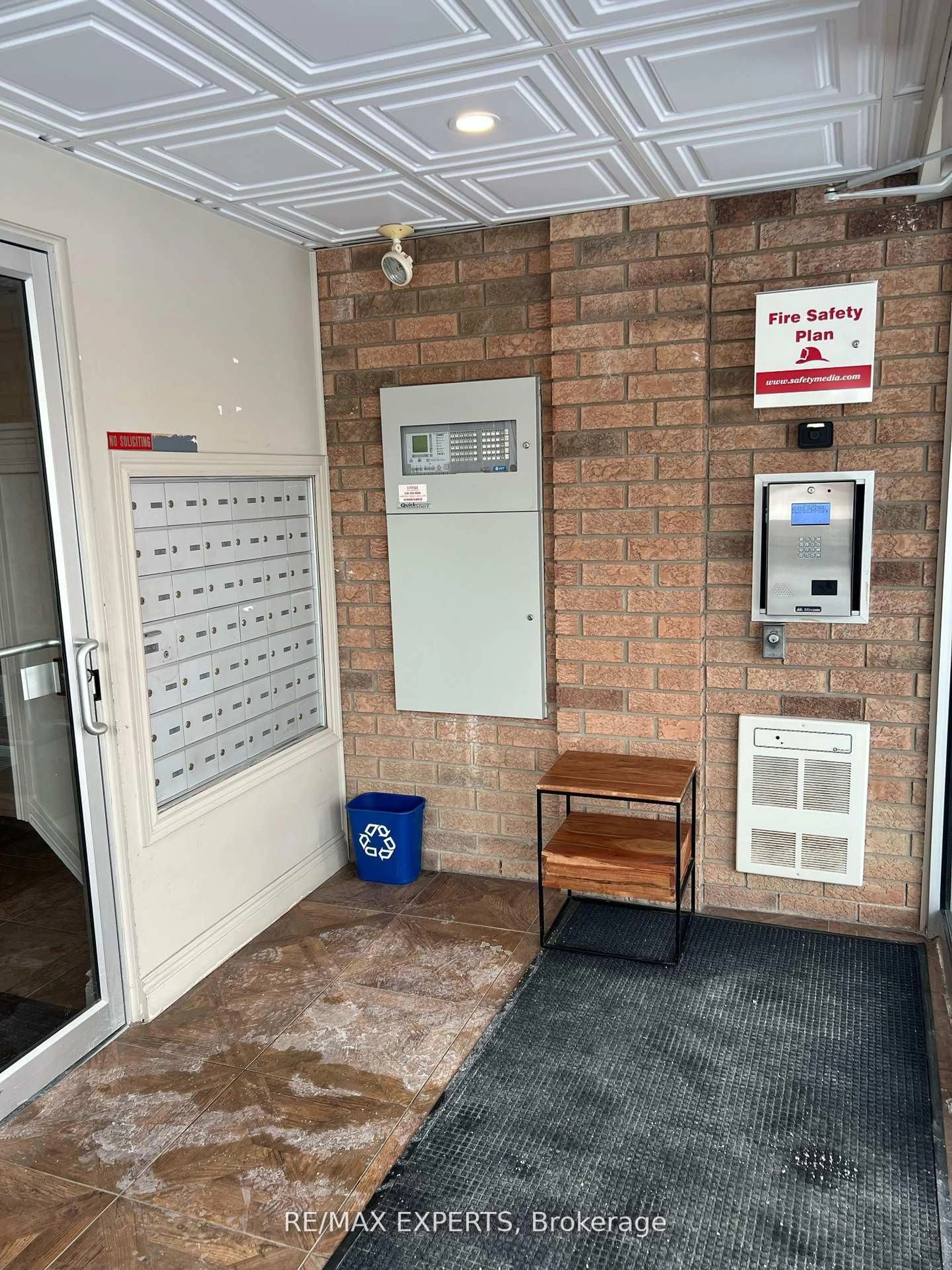 Indoor foyer for 345 Briarmeadow Dr #404, Kitchener Ontario N2A 4J6