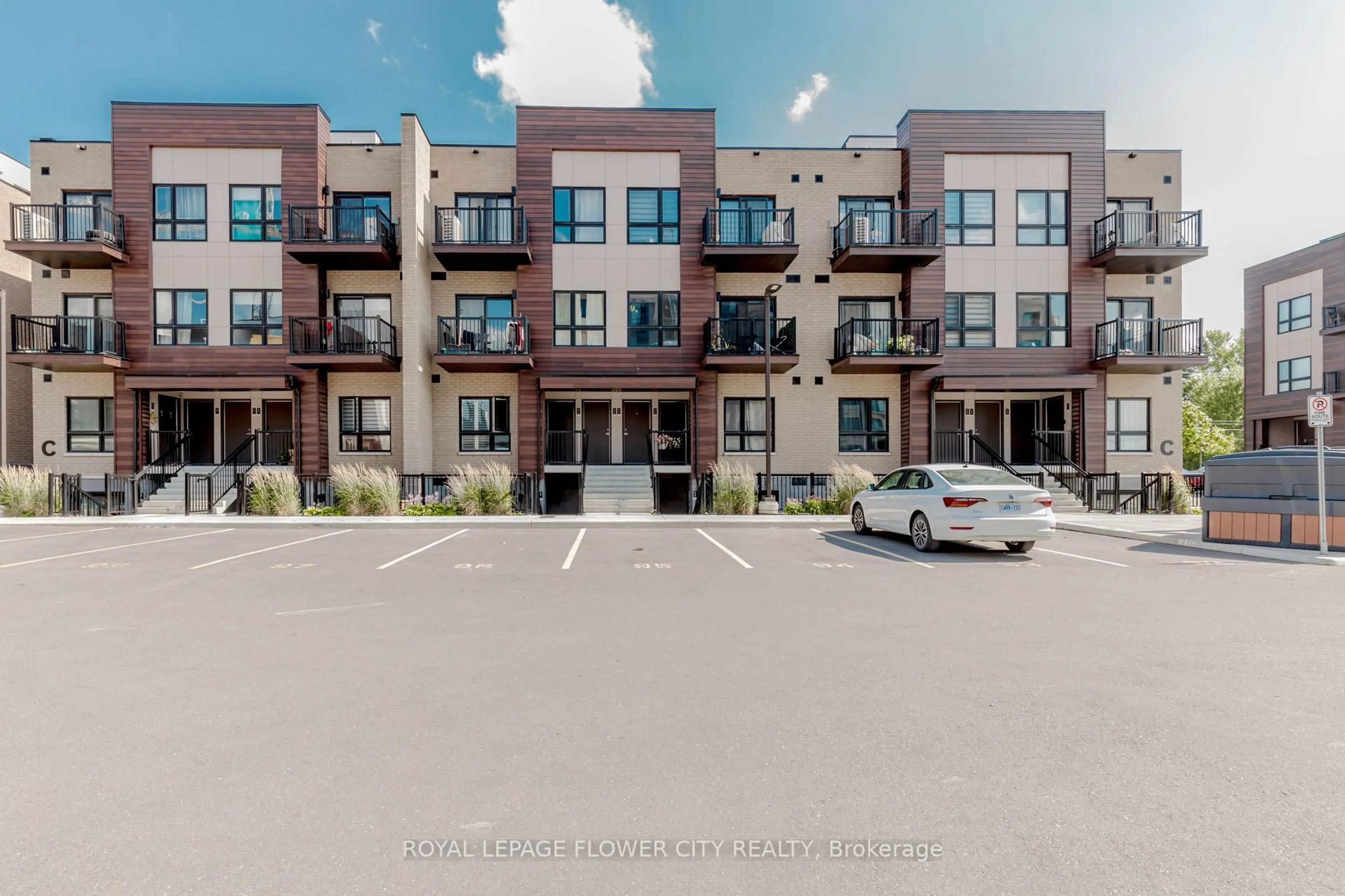 A pic from outside/outdoor area/front of a property/back of a property/a pic from drone, building for 10 Palace St #C13, Kitchener Ontario N2E 0J3