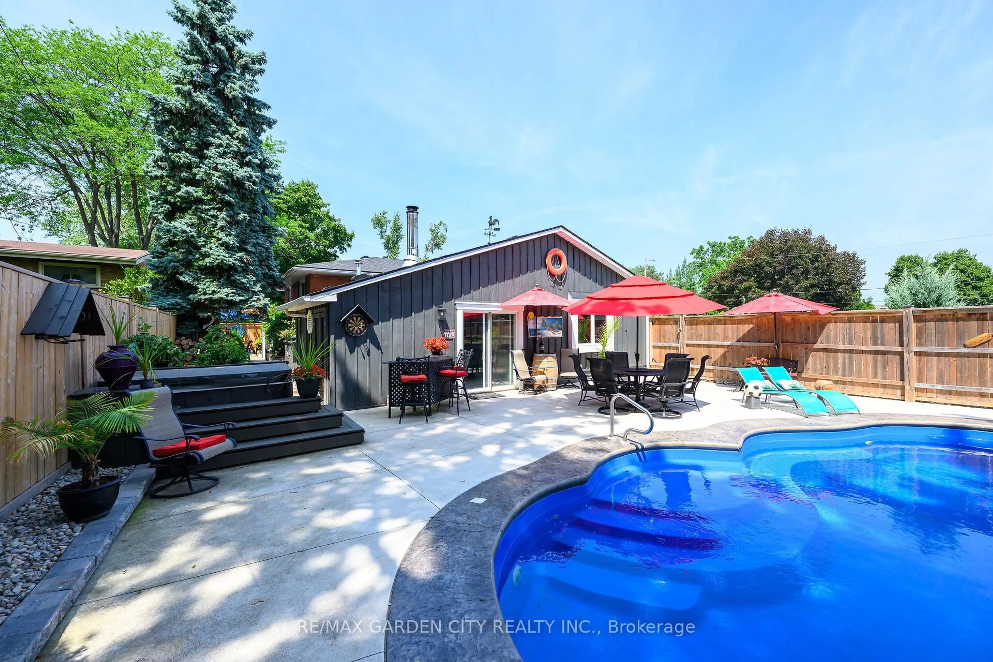 A pic from outside/outdoor area/front of a property/back of a property/a pic from drone, street for 8 BENDAMERE Dr, Grimsby Ontario L3M 2N3
