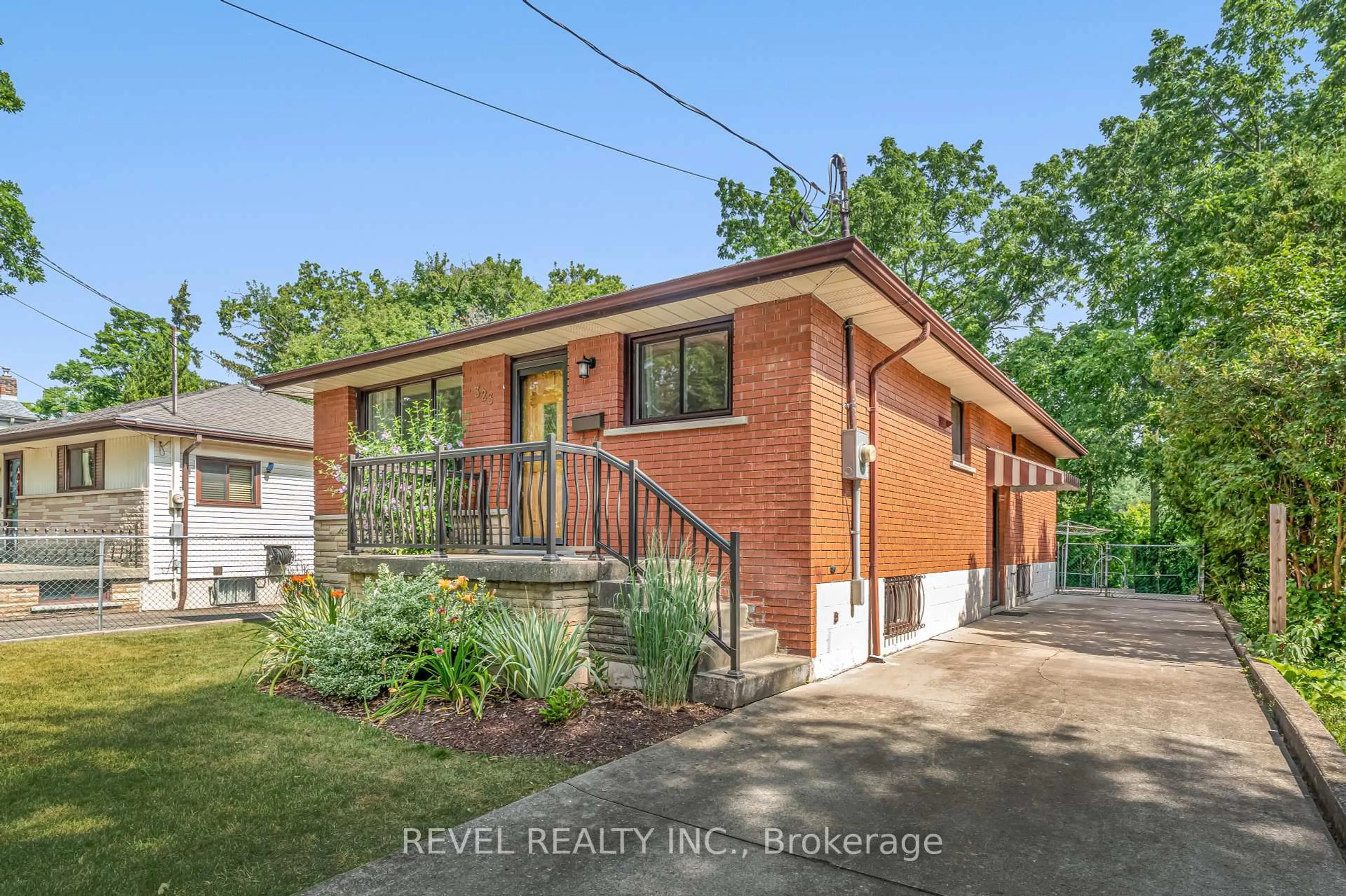 Home with brick exterior material, street for 323 Hixon Rd, Hamilton Ontario L8K 2C8