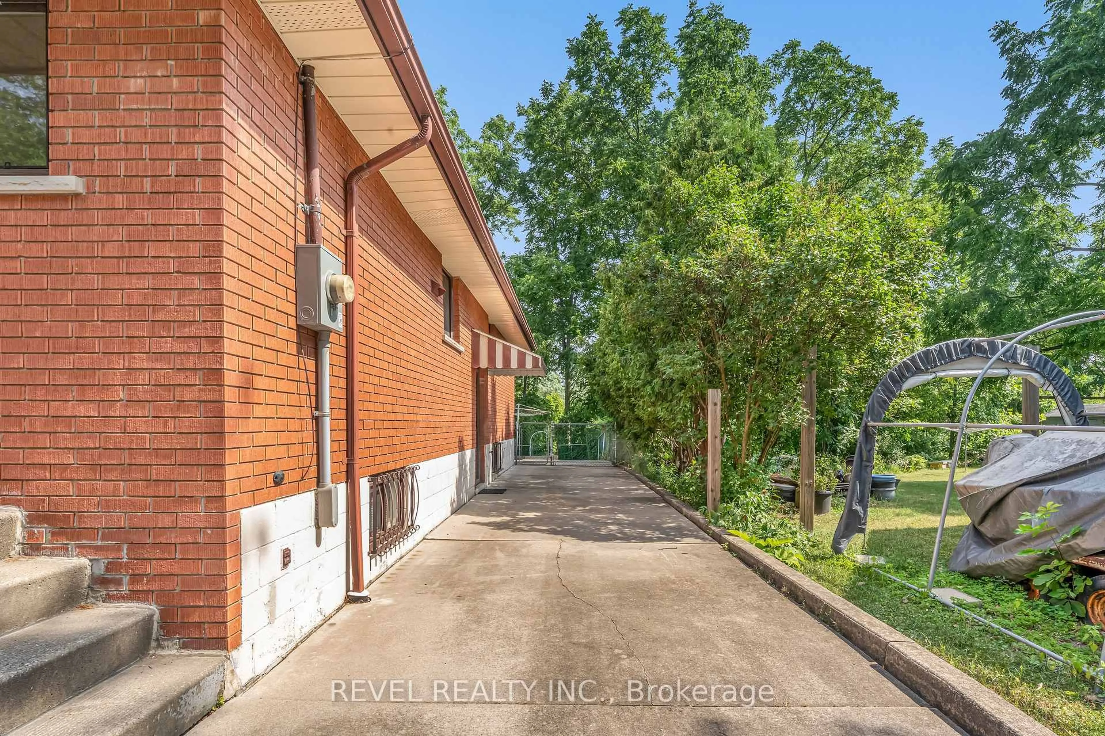 Unknown for 323 Hixon Rd, Hamilton Ontario L8K 2C8