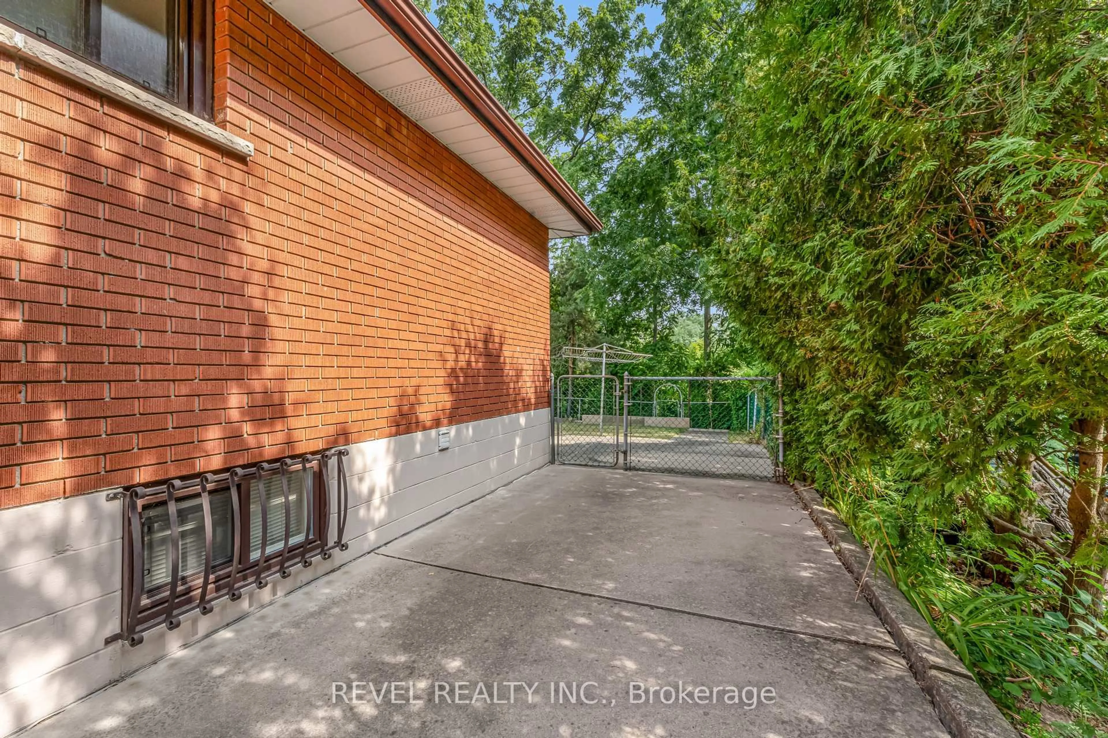 Patio, street for 323 Hixon Rd, Hamilton Ontario L8K 2C8