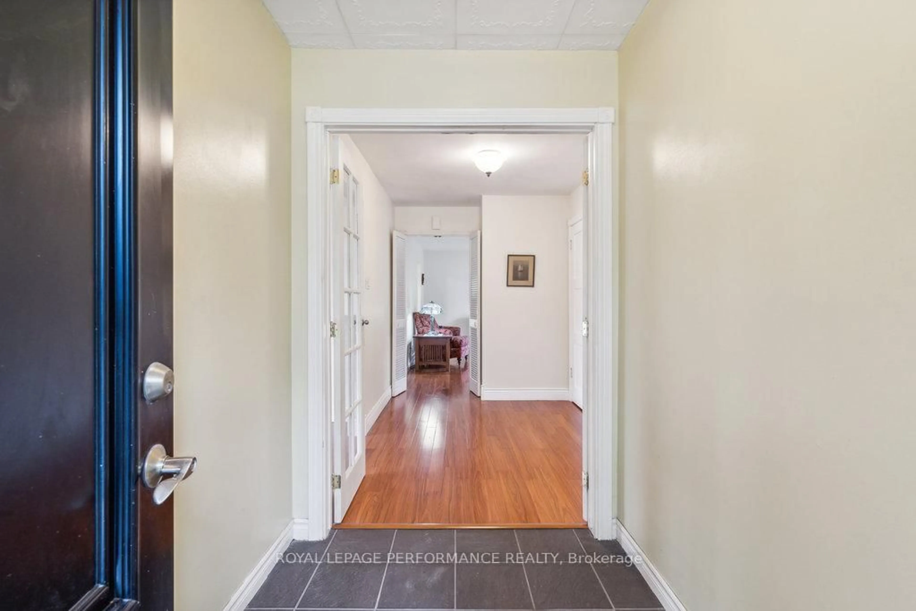 Indoor entryway for 1932 Marquis Ave, Ottawa Ontario K1J 8J2