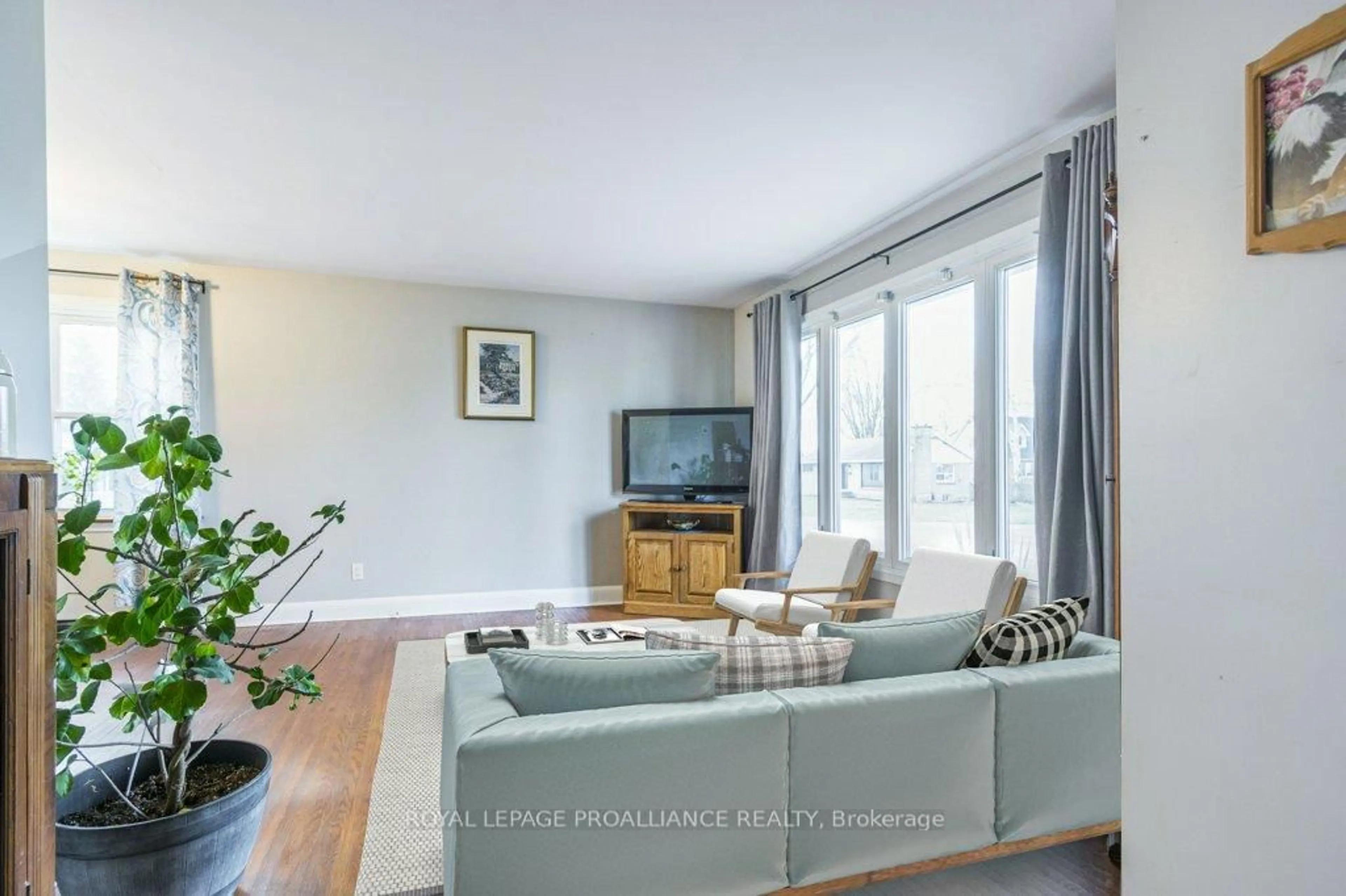 Living room with furniture, wood/laminate floor for 17 Woodland Acre, Belleville Ontario K8N 4K2