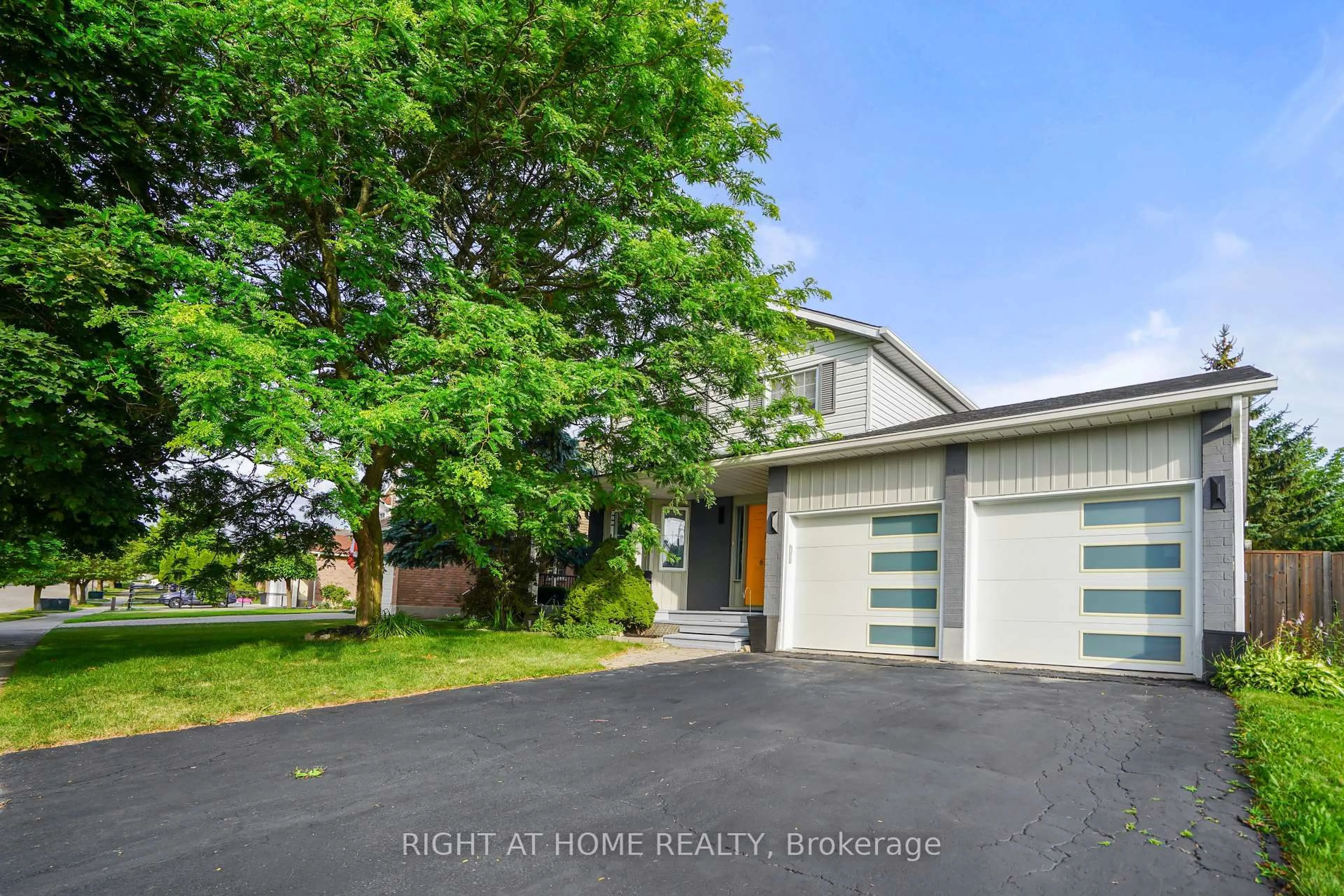 A pic from outside/outdoor area/front of a property/back of a property/a pic from drone, street for 616 Rummelhardt Dr, Waterloo Ontario N2T 2K7