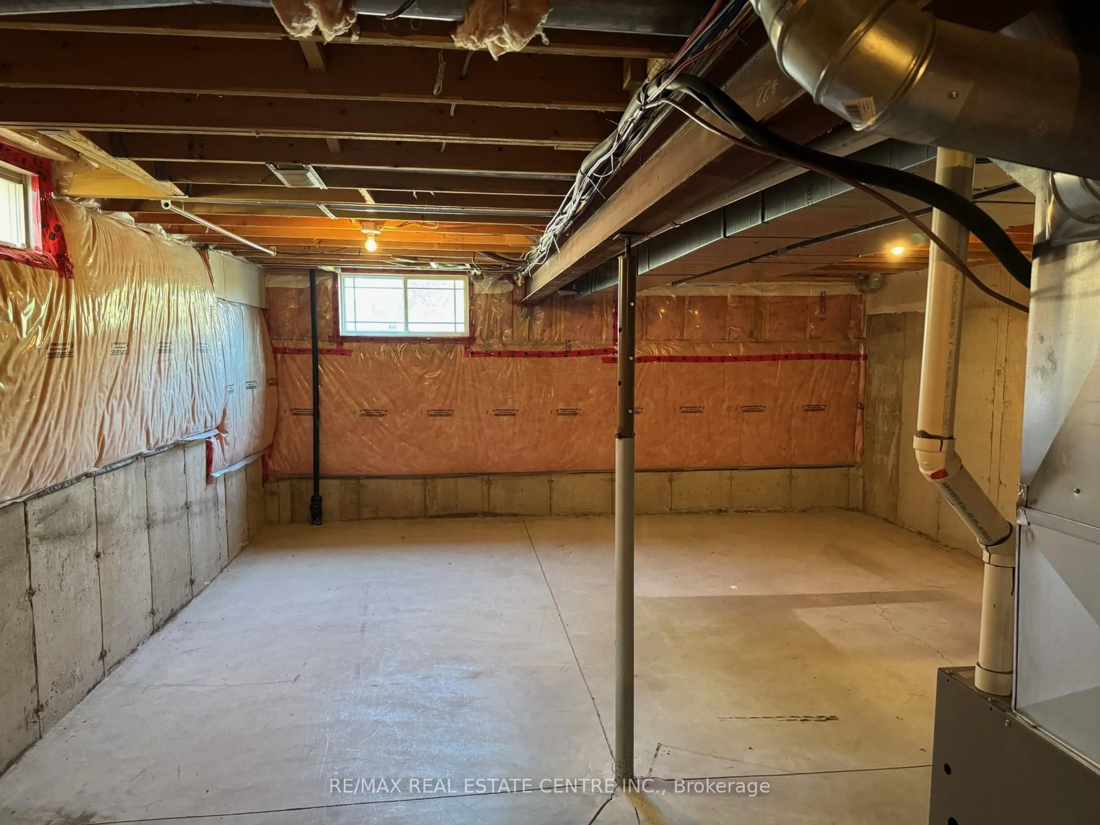 Indoor garage for 27 Hemlock Way, Grimsby Ontario L3M 0A7