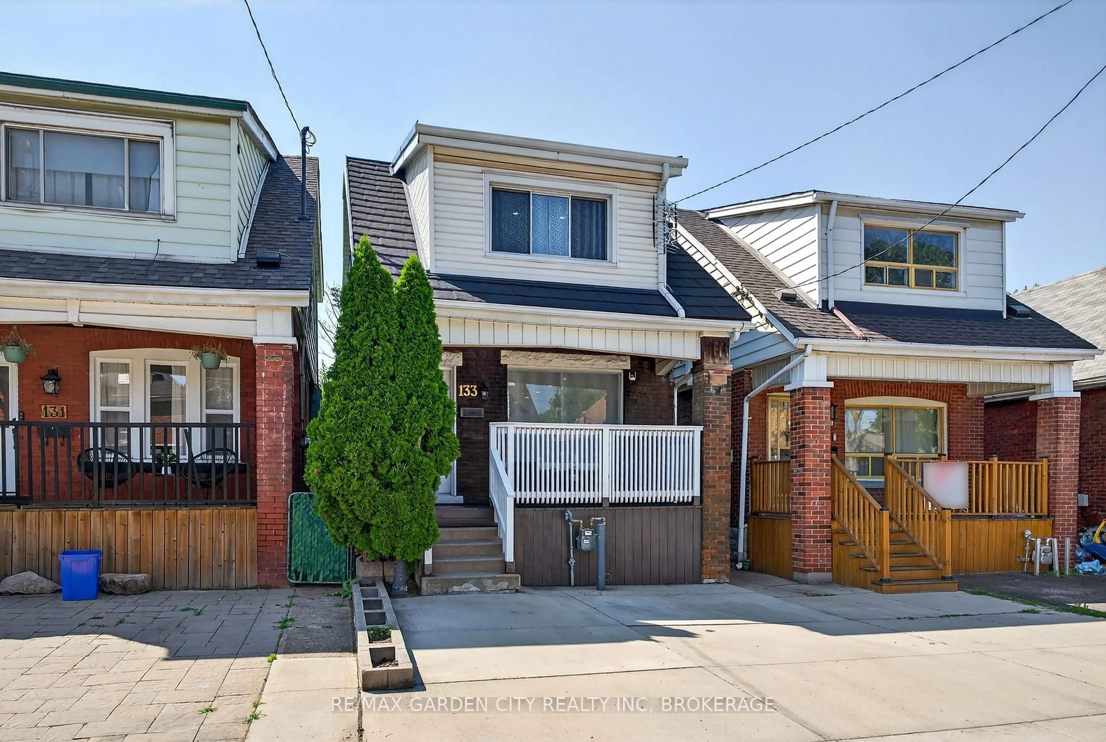 Home with brick exterior material, street for 133 Connaught Ave, Hamilton Ontario L8L 6Z2