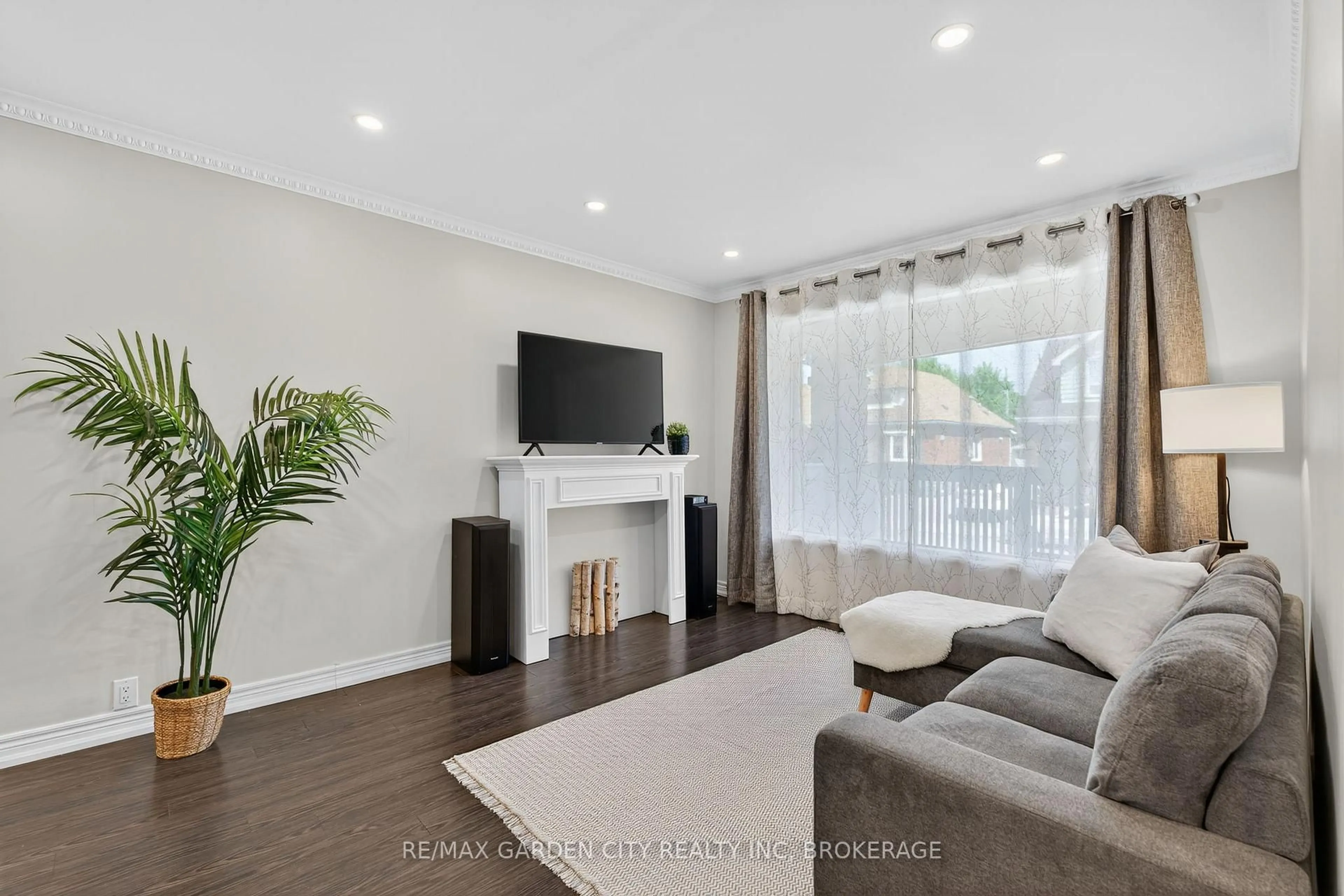 Living room with furniture, unknown for 133 Connaught Ave, Hamilton Ontario L8L 6Z2