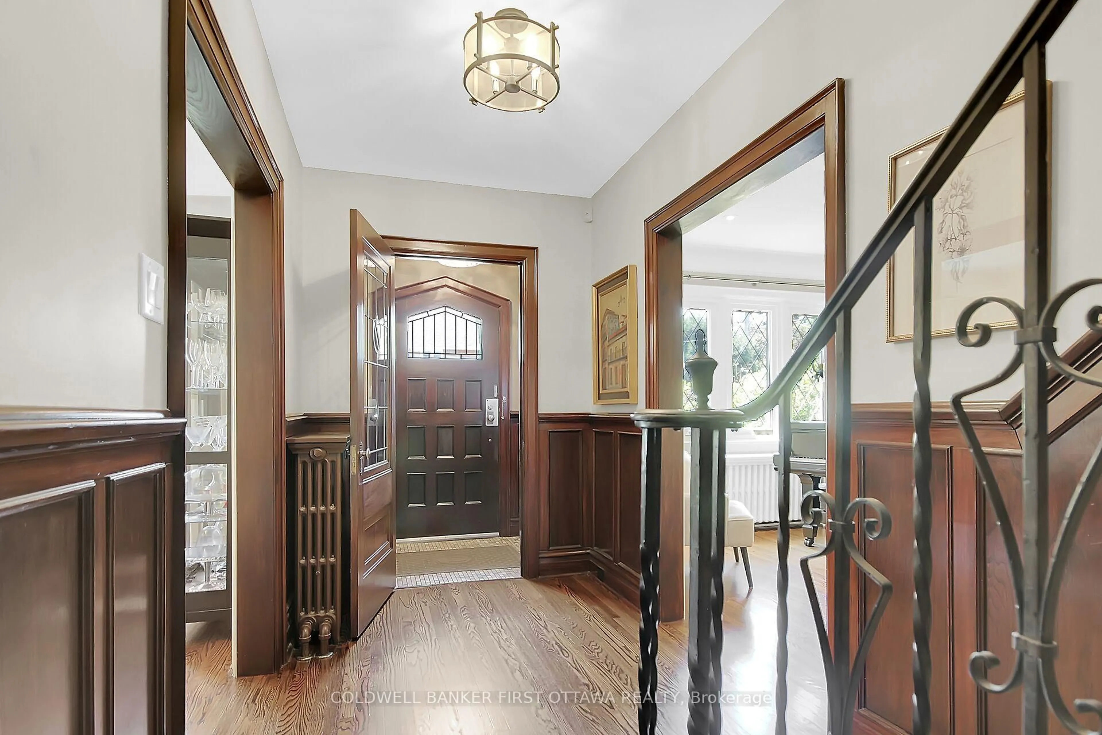 Indoor foyer for 381 Huron Ave, Ottawa Ontario K1Y 0W9
