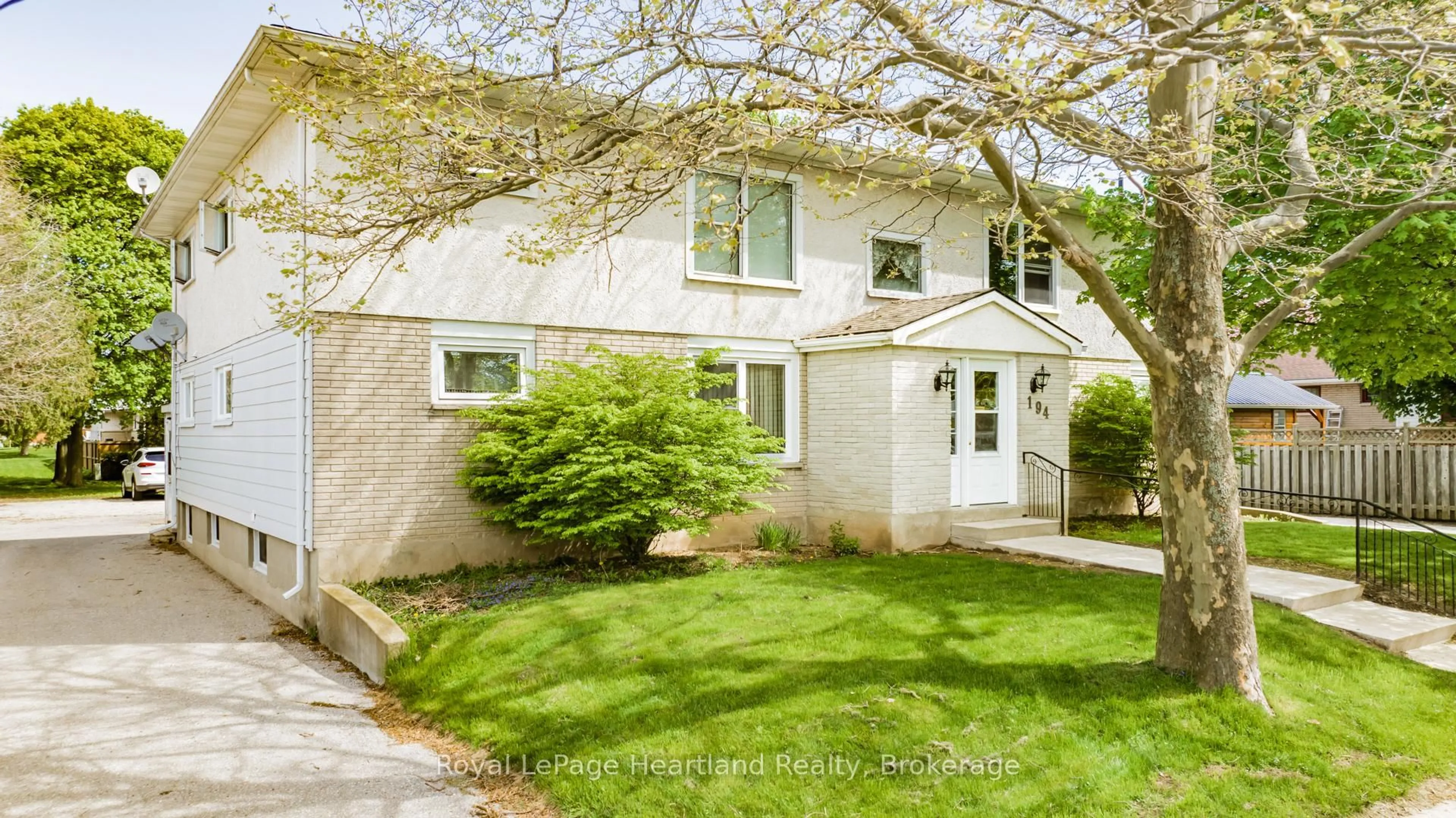 Home with vinyl exterior material, street for 194 BENNETT St, Goderich Ontario N7A 1X8
