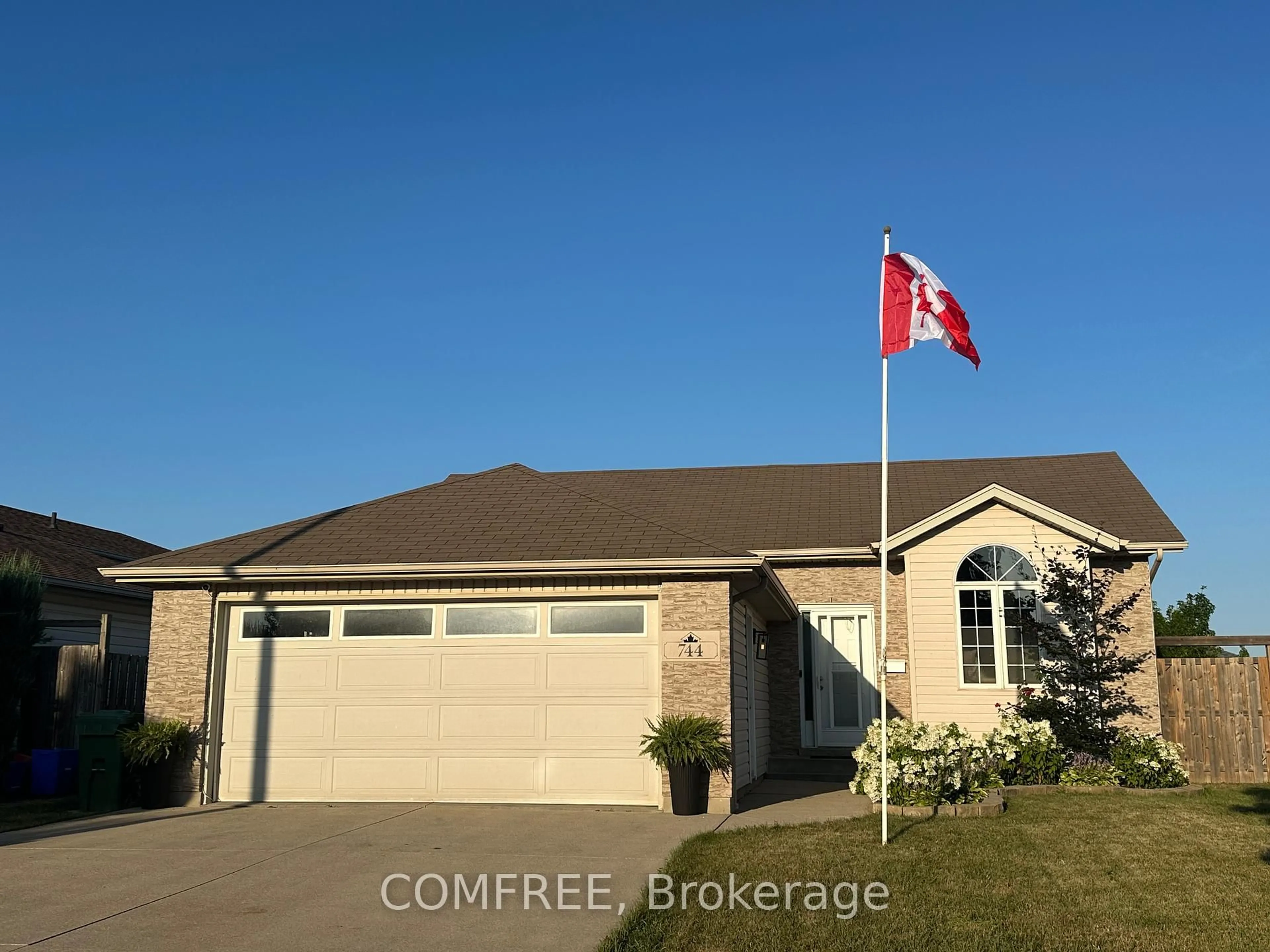 Home with vinyl exterior material, street for 744 Richmond St, Amherstburg Ontario N9V 4A1